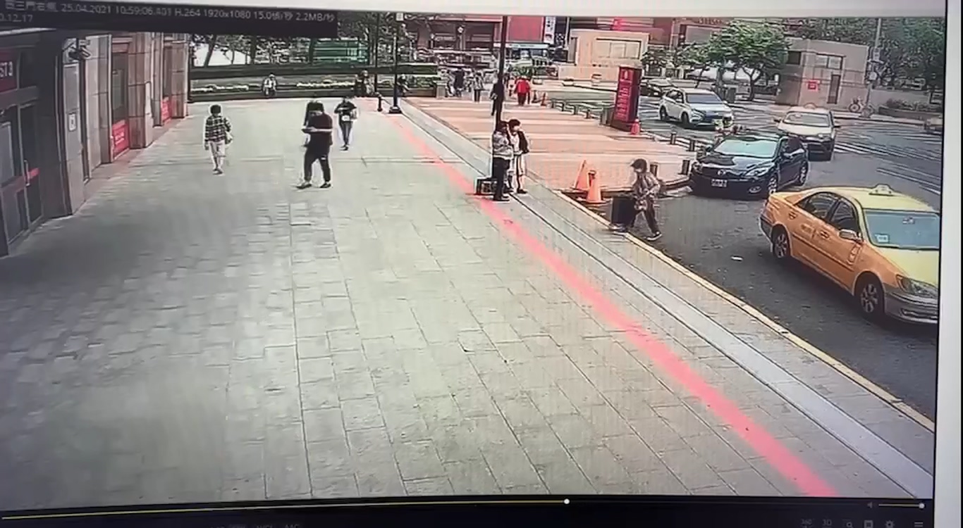 嫌犯（中、黑衣者）利用搭計程車機會，竊取他人手機SIM卡。