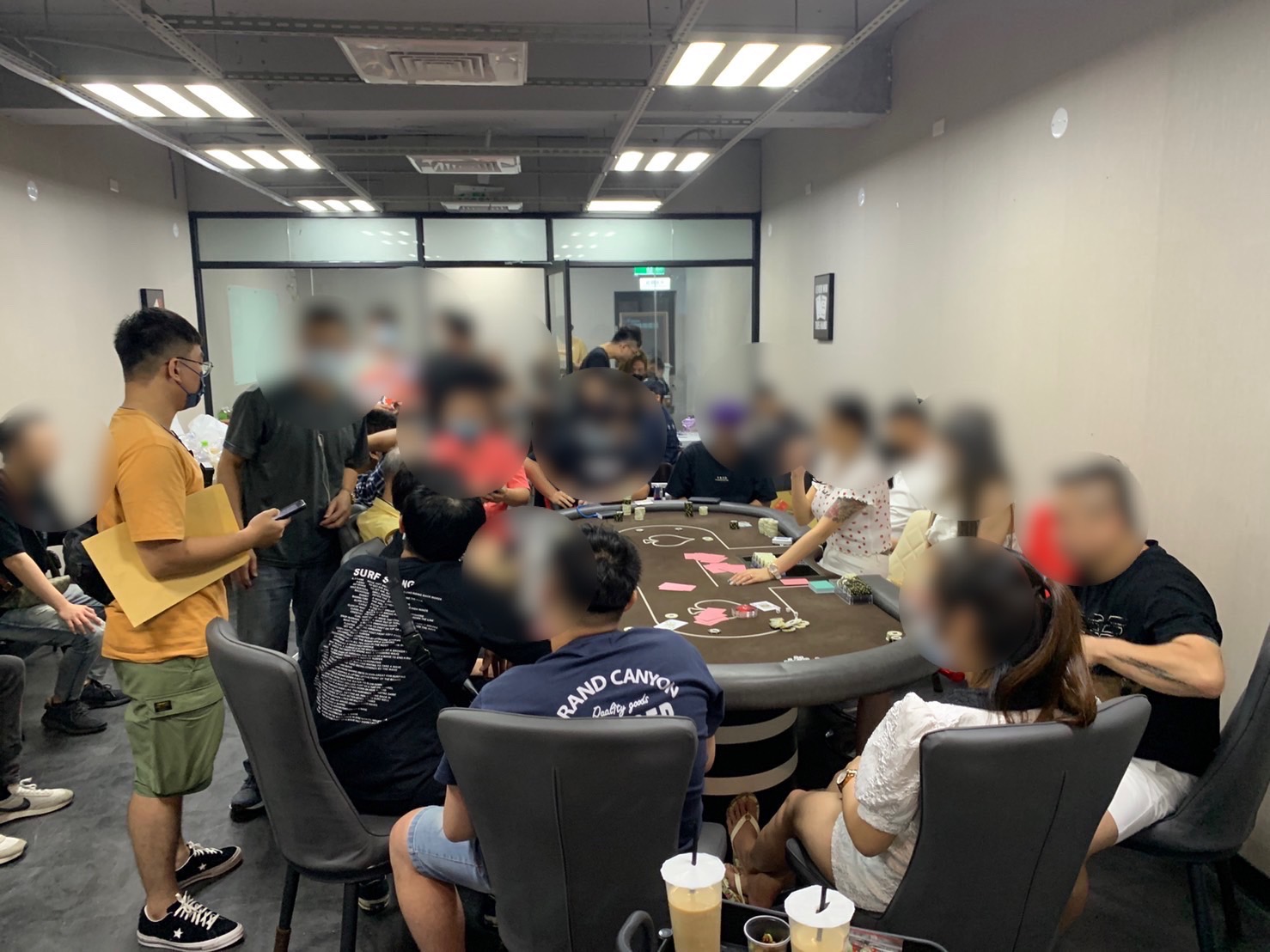 松山警方今晨查獲德州撲克賭場。（警方提供）