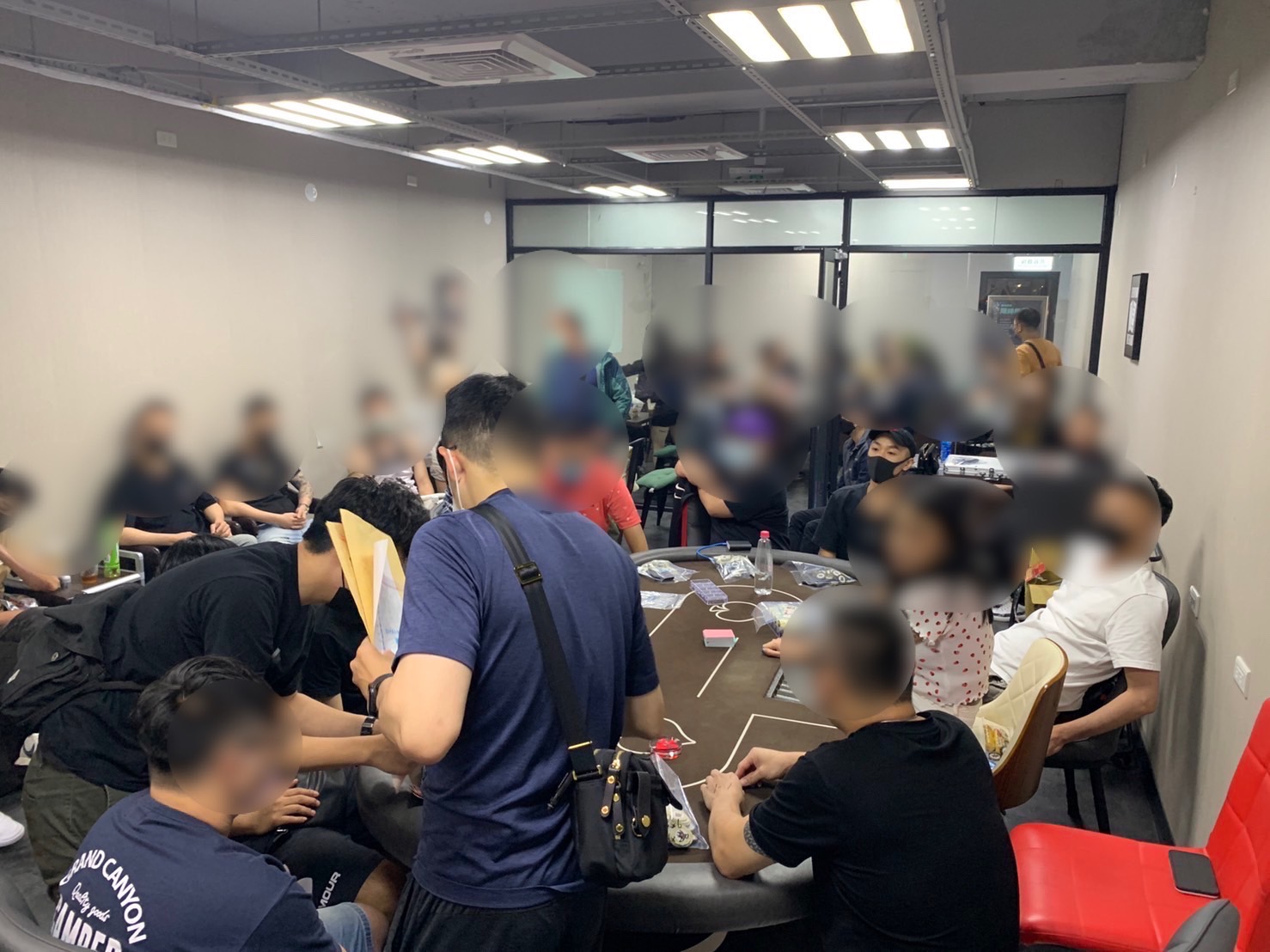 德州撲克賭場共有22人被捕。（警方提供）
