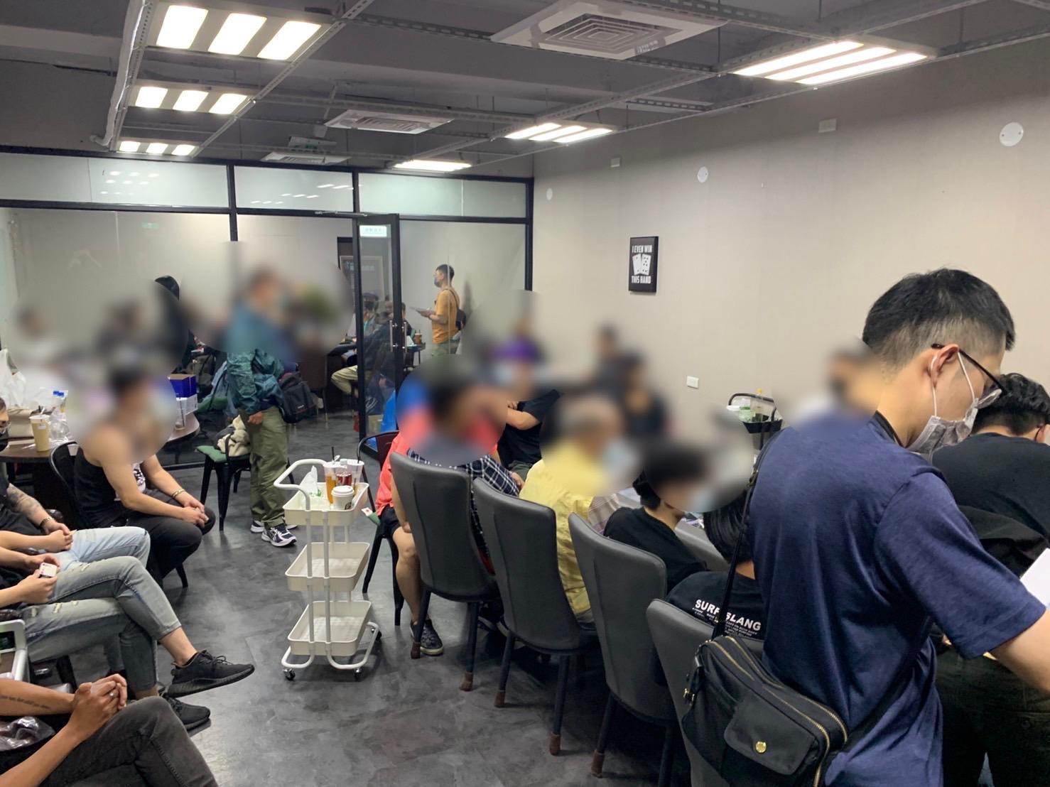 德州撲克賭場混入民宅內經營仍遭破獲。（警方提供）