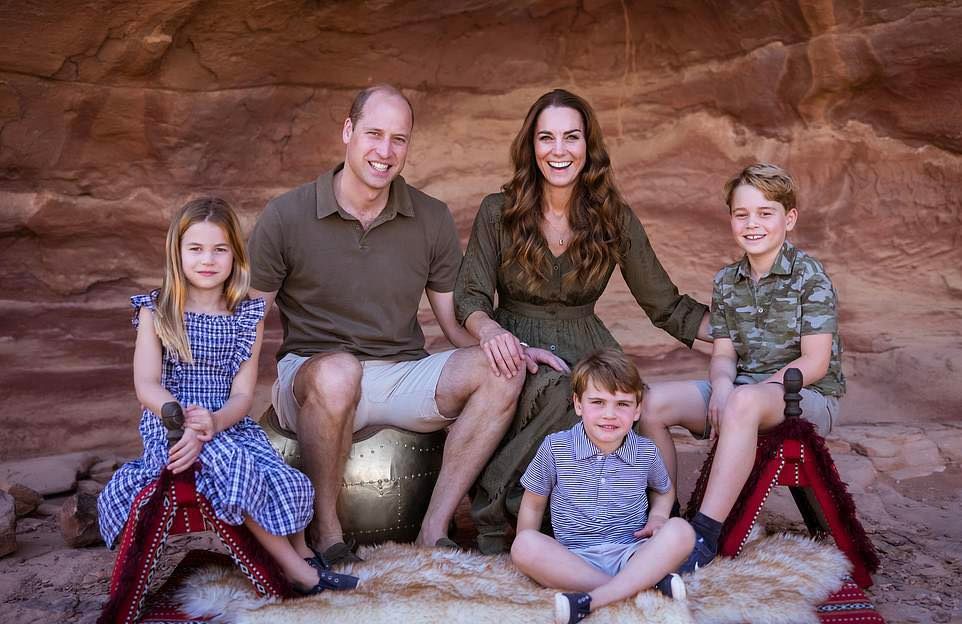去年威廉王子一家人的耶誕節賀卡，也是在約旦之旅拍攝。（翻攝@KensingtonRoyal推特）