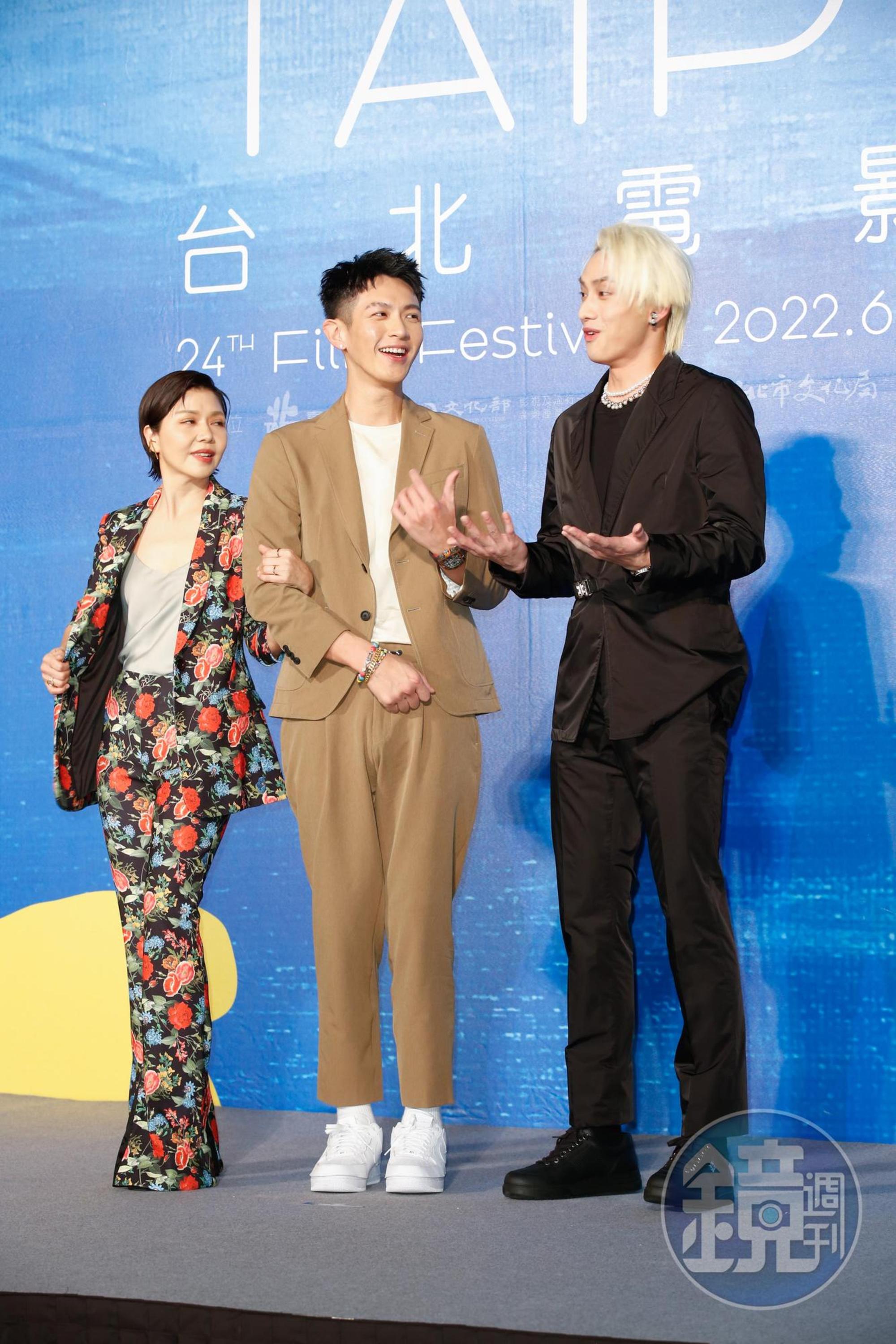 于子育（左）、柯震東（中）是電影裡的母子檔、范少勳（右）落單了，因為扮演他媽媽的徐若瑄人在新加坡。
