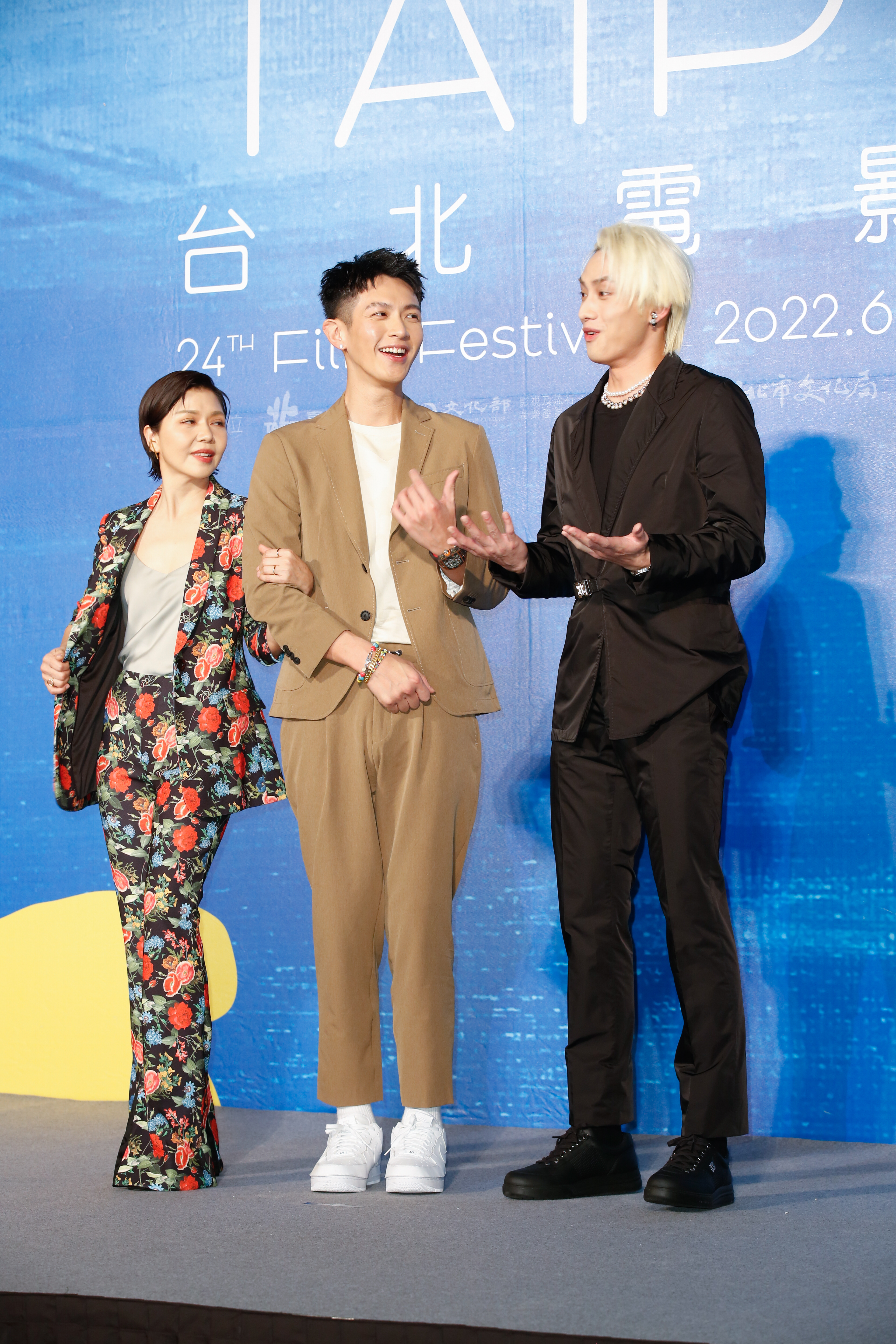 于子育（左）、柯震東（中）是電影裡的母子檔、范少勳（右）落單了，因為扮演他媽媽的徐若瑄人在新加坡。