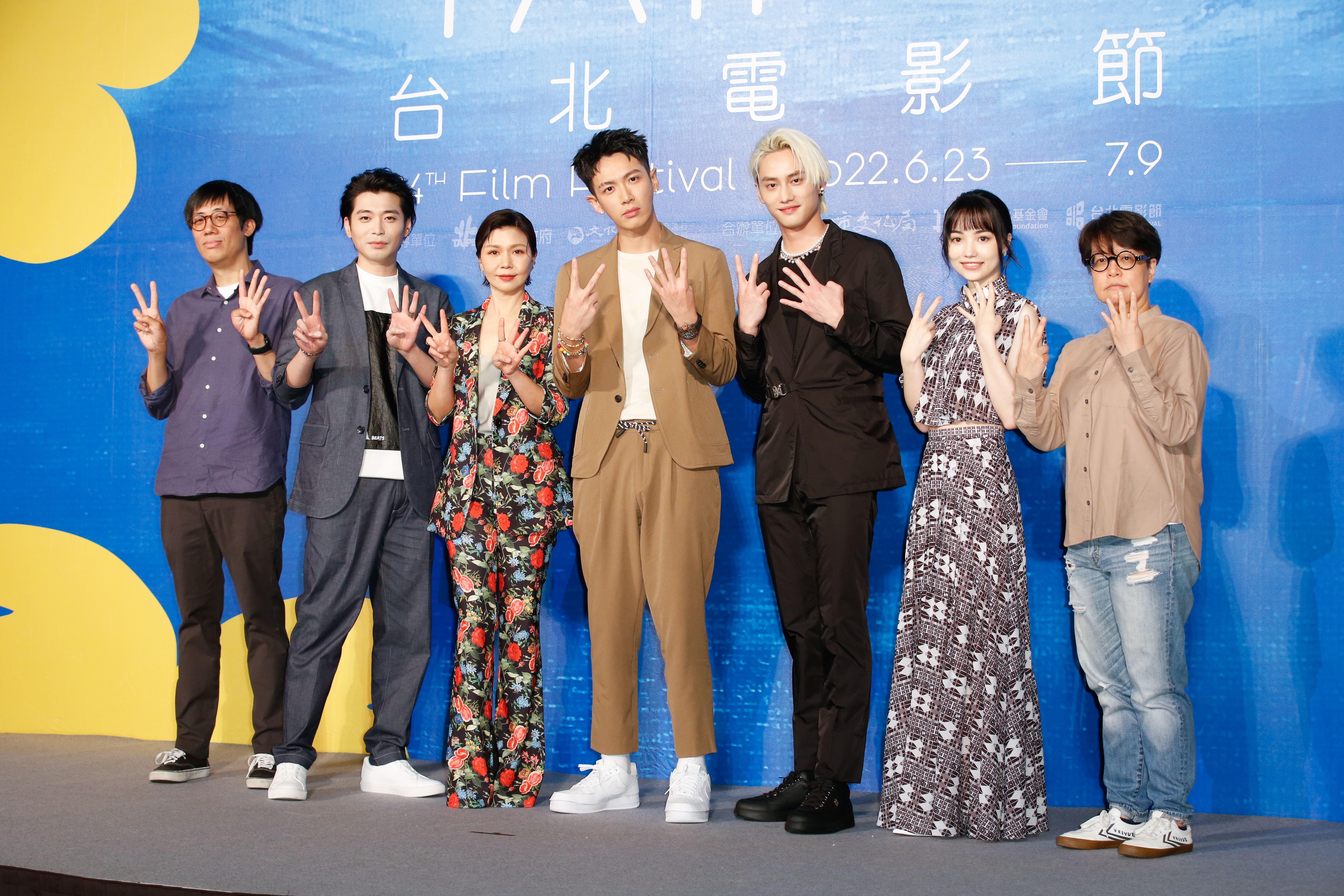 《初戀慢半拍》導演陳駿霖（左起）、侯彥西、于子育、柯震東、范少勳、黑嘉嘉、監製李耀華，是24屆台北電影節開幕片。