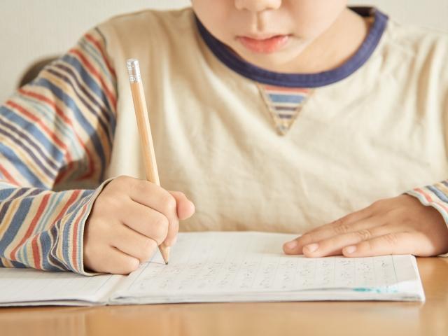 中國近日流傳一份小學試題，「100÷10=10」竟是錯的，但家長在聽完老師解釋後心服口服，但網友卻罵翻。（示意圖非當事人，photo-ac）