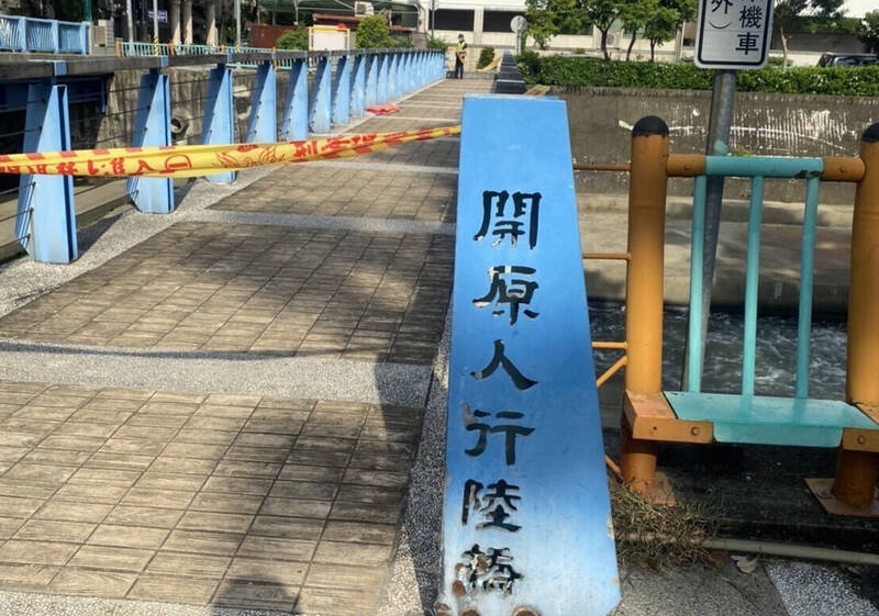 警方在忠明南路、向上北路的開原人行陸橋上，發現陳婦遺留的拖鞋及外套。（讀者提供）