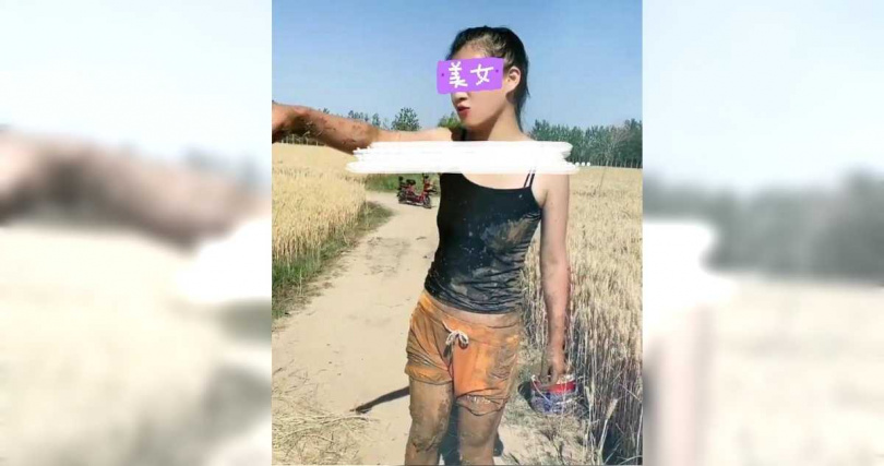 中國一對親姊妹同時愛上一個男人反目成仇，妹妹更為了阻擋姊姊將對方一把推入河中。（翻攝自微博）