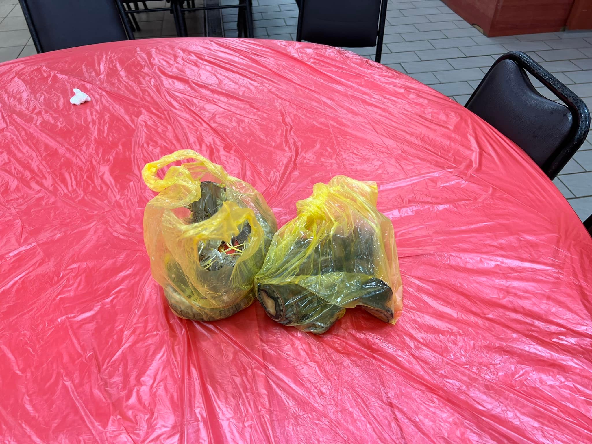 有網友在基隆碧砂漁港購買海鮮，委託當地餐廳代客料理，結果竟爆出調包活海鮮事件。（翻攝自爆料公社二社）