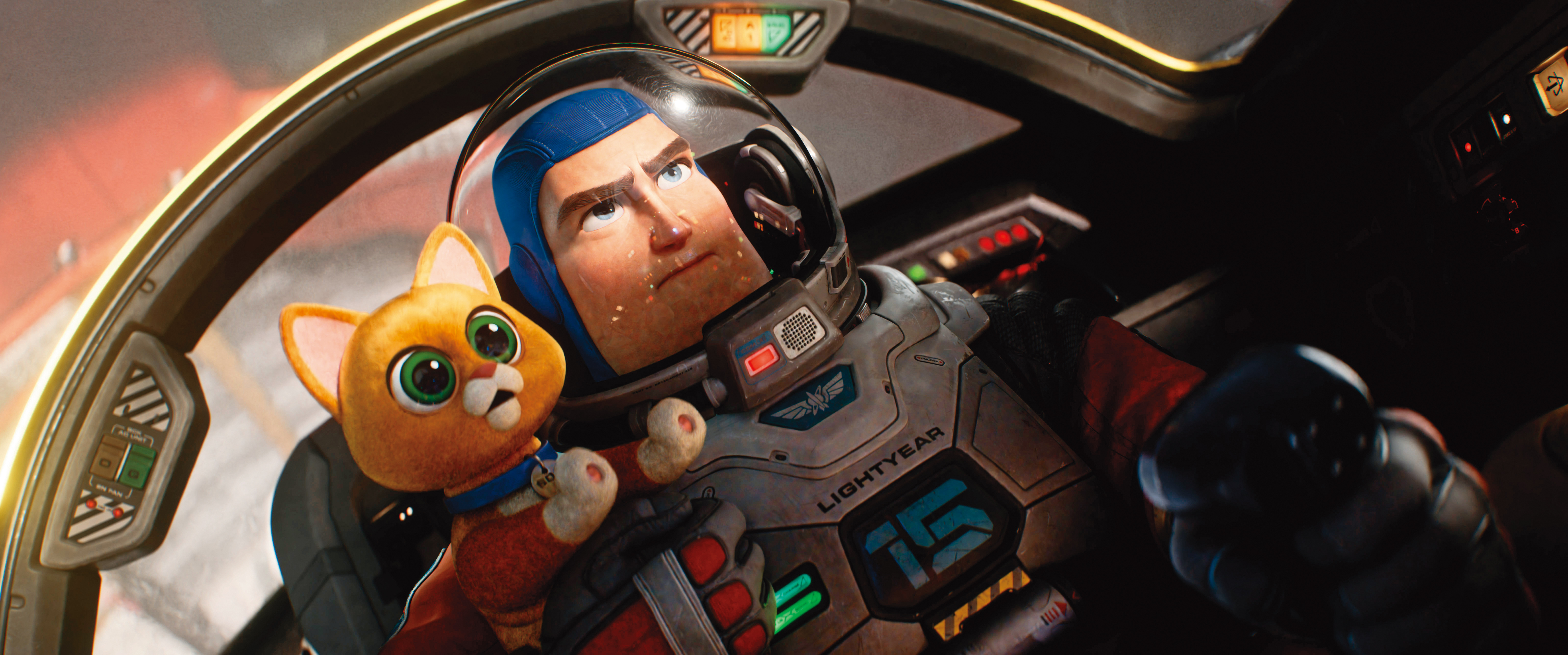 巴斯角色設計精緻，開發了更深入的人性面；機器小貓「白襪」搶盡風采。（迪士尼提供）