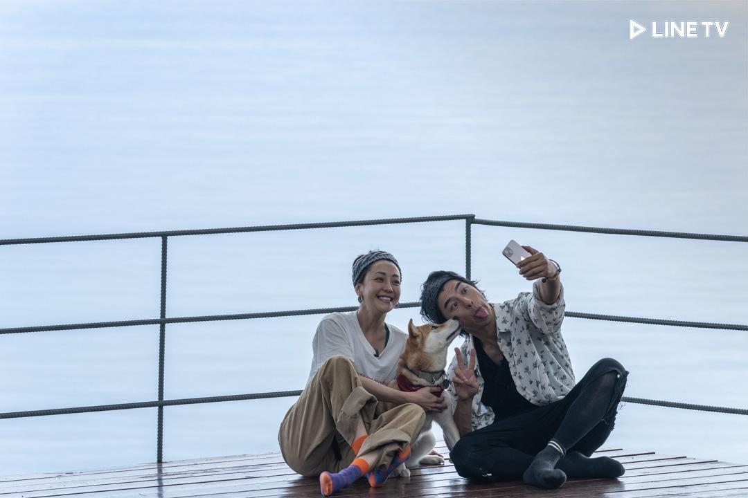 謝欣穎（左）與陳柏霖（右）玩自拍，她為自然融入環境，旅行中途婉拒補妝。（LINE TV提供）