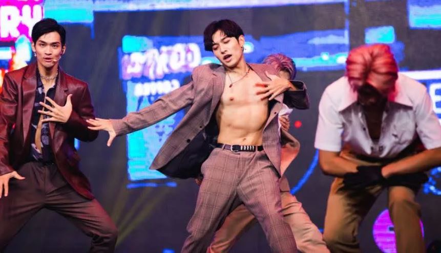 火星變身性感男模，紛紛在台上扒衣露出精壯身材。（野火娛樂提供）