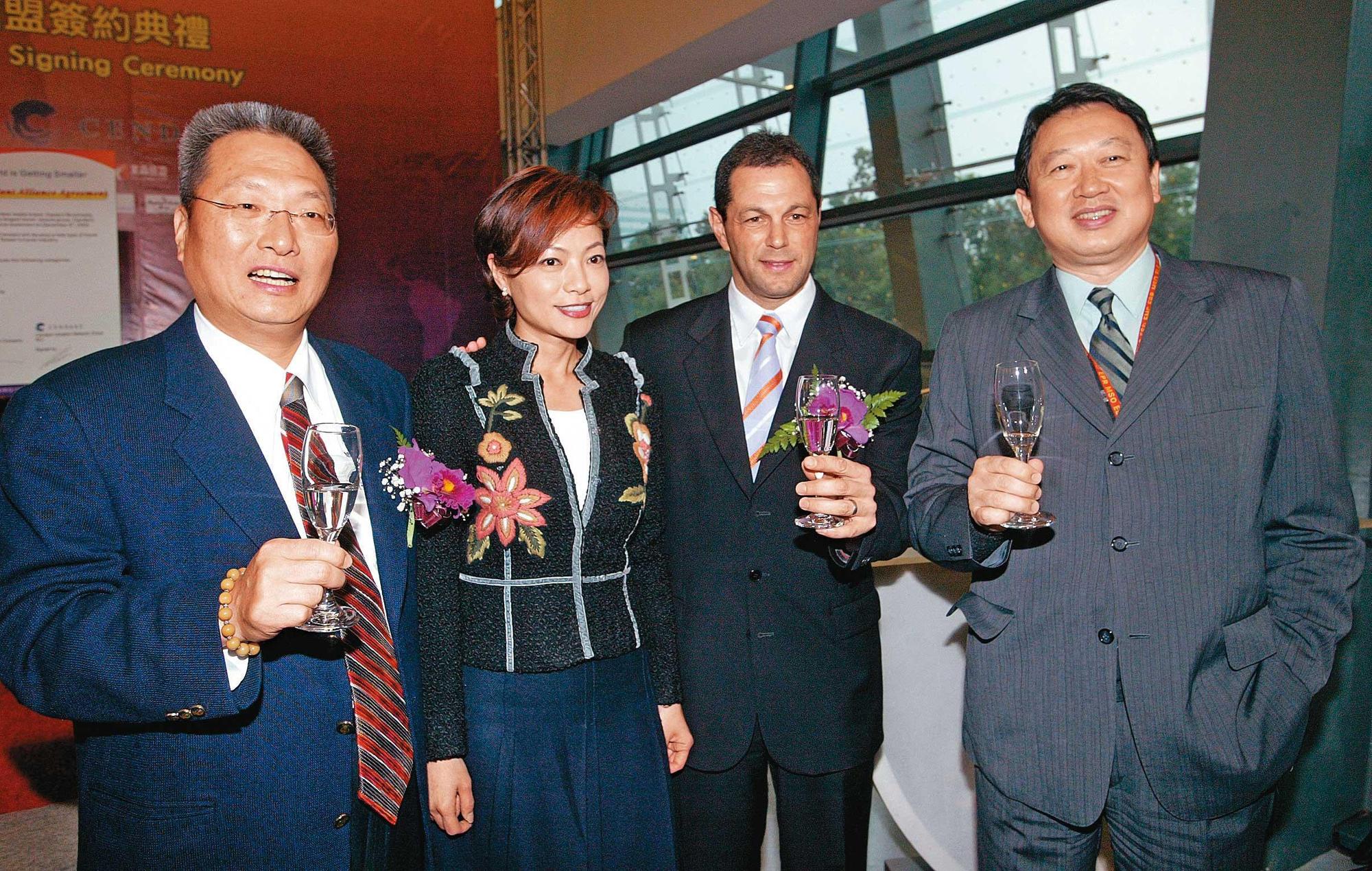 東森新媒體執行董事黃寶慧(右)進入大同董事會,被視為王令麟(左)勢力的延伸。(聯合知識庫)★《鏡週刊》關心您:未滿18歲禁止飲酒,飲酒過量害人害己,酒後不開車,安全有保障。