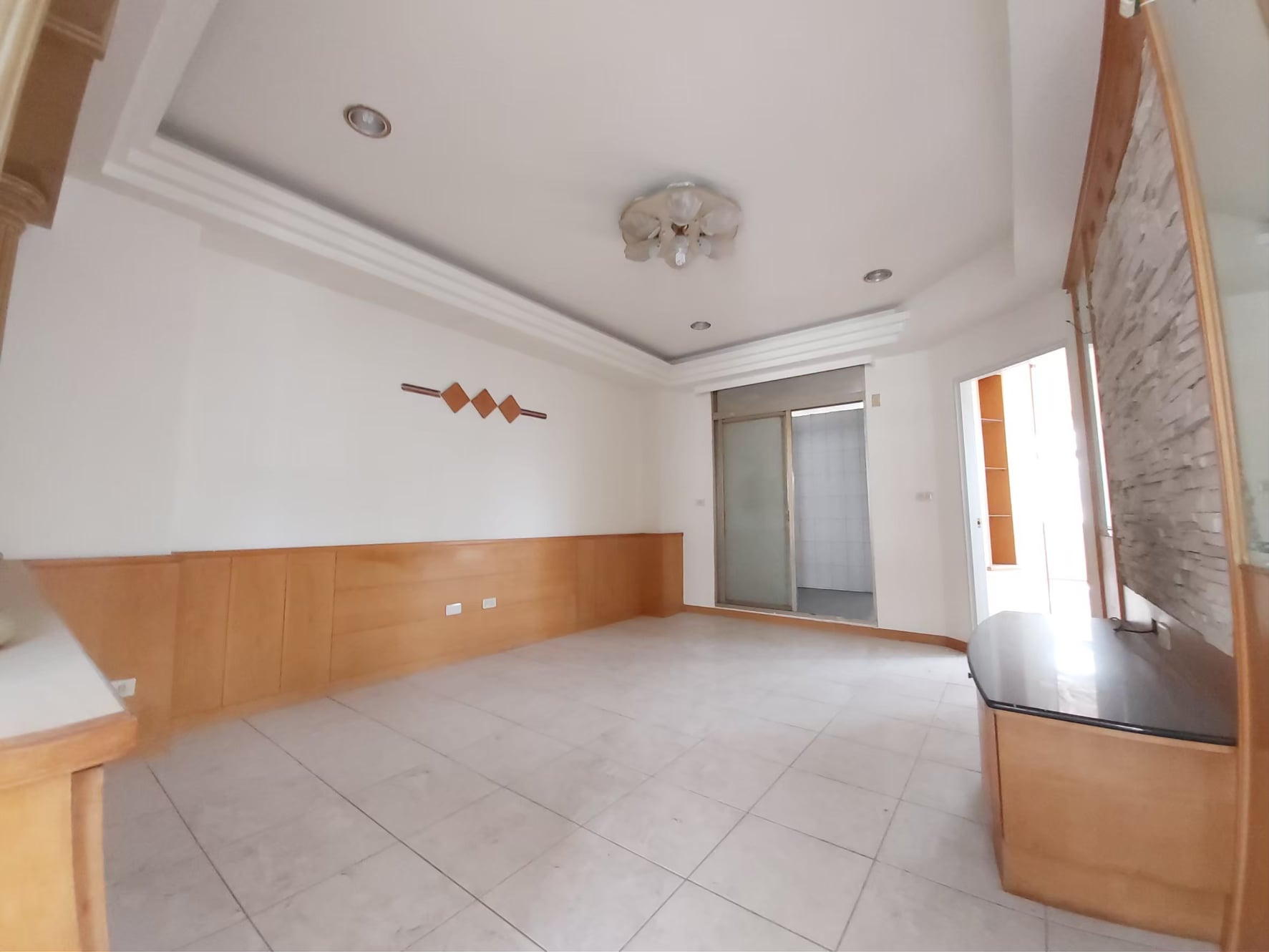 台南永康一間極凶宅求售,當時一名女租客在發文還原情況,至今文章仍被流傳。(翻攝我是凶宅!!買賣/法拍/投資/撿便宜/屋主自租自售/仲介/資訊新聞/全台/禁廣告只有凶宅可進。臉書社團)