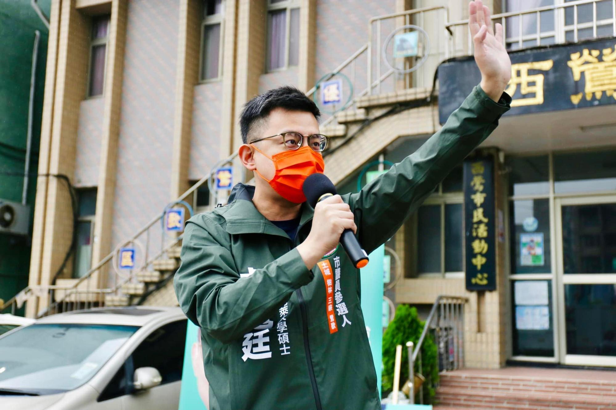 卓冠廷今po文批評新北侯市府,「居然用追殺吹哨者模糊掩蓋真相的焦點」。(翻攝自卓冠廷臉書)