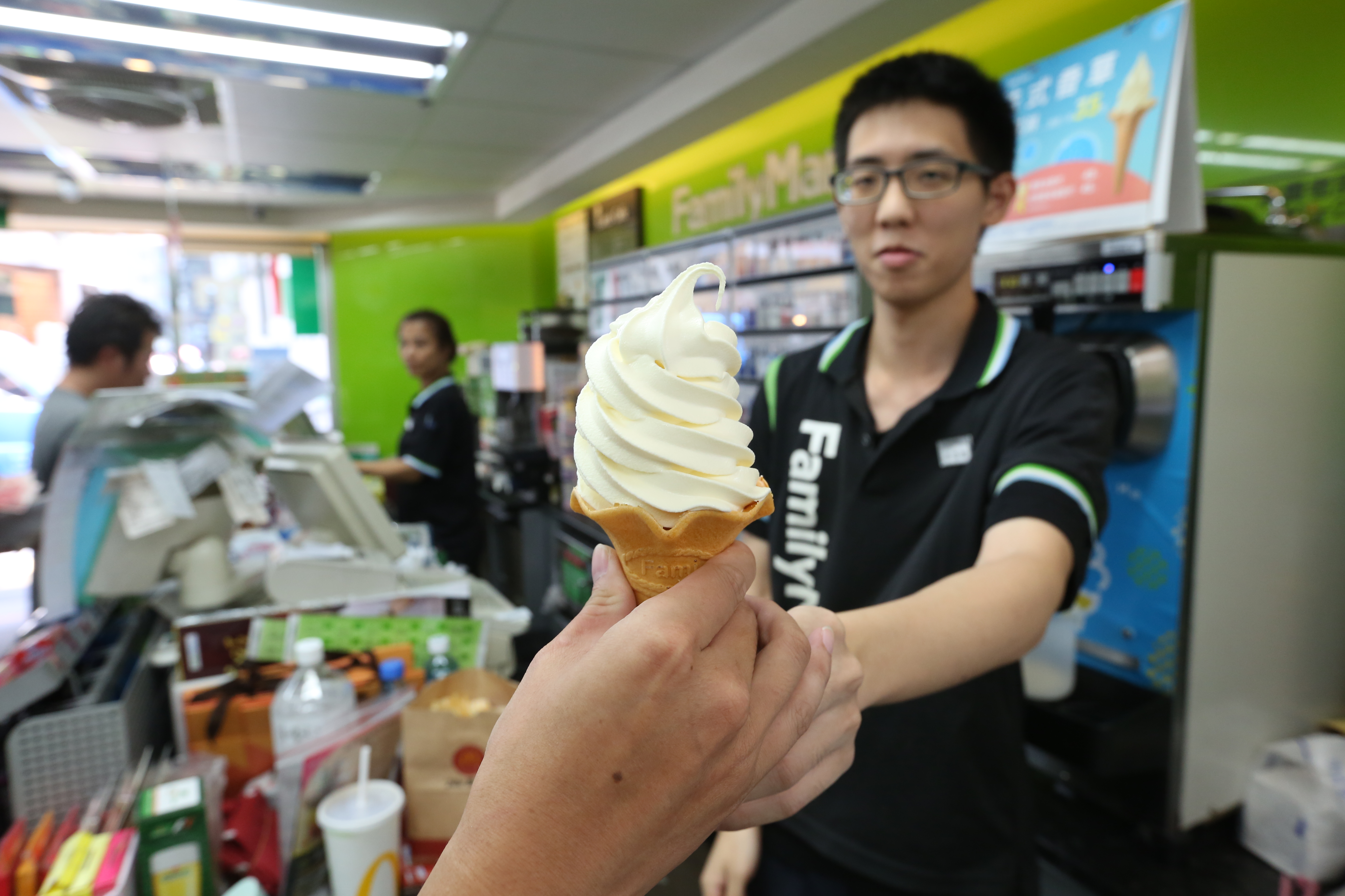 不少女性有經痛症問題，過去長輩都會提醒「吃冰對女生不好」「吃冰傷子宮」等說法，示意圖。（本刊資料照）