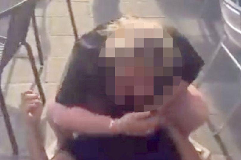 巨乳女一度摀著臉玩大冒險。(翻自英國《每日星報》)