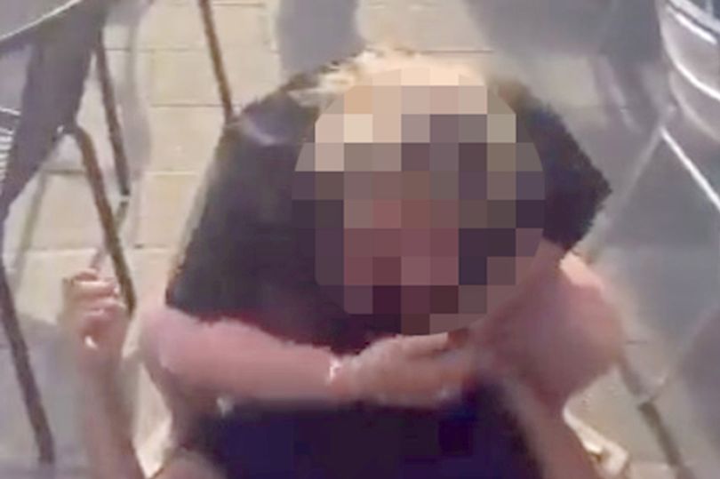 巨乳女一度摀著臉玩大冒險。(翻自英國《每日星報》)