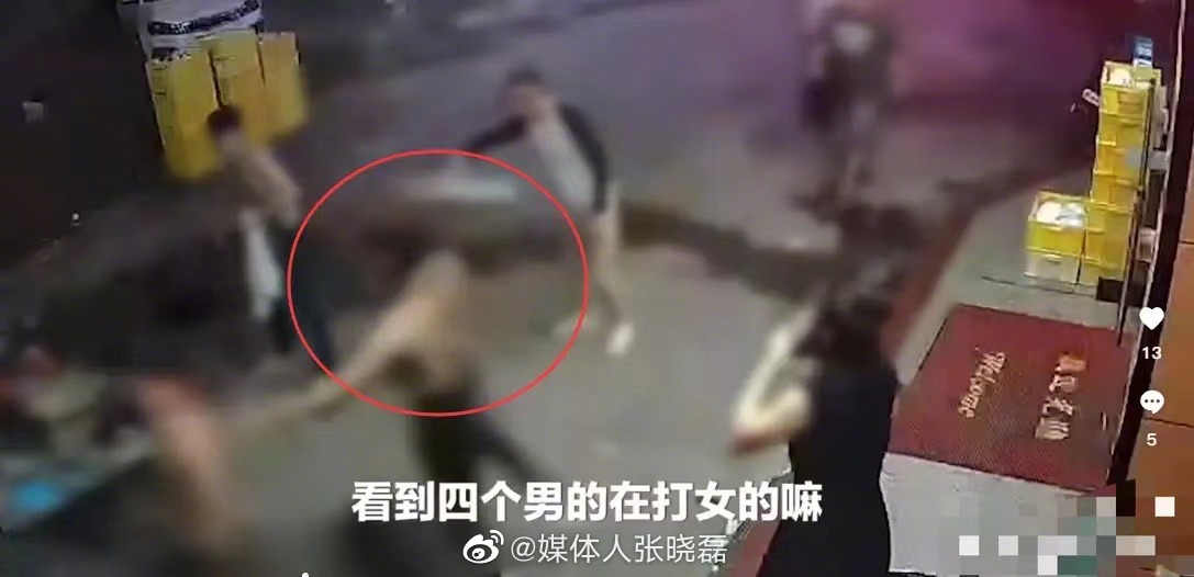 中國又有打人事件！5惡霸硬上圍毆女生影片曝光，老闆救人反被打爆濺血昏迷。（翻自微博）