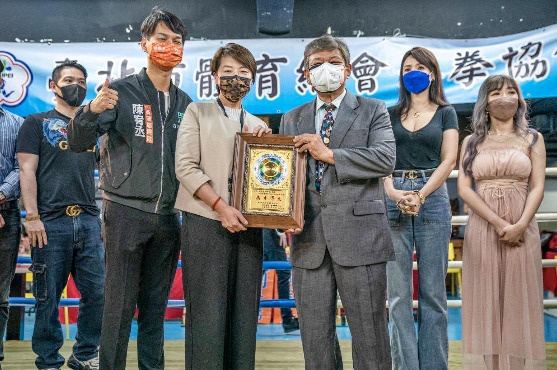 北市副市長黃珊珊頒獎。（北市體育總會提供）