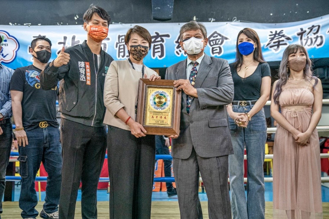 北市副市長黃珊珊頒獎。（北市體育總會提供）