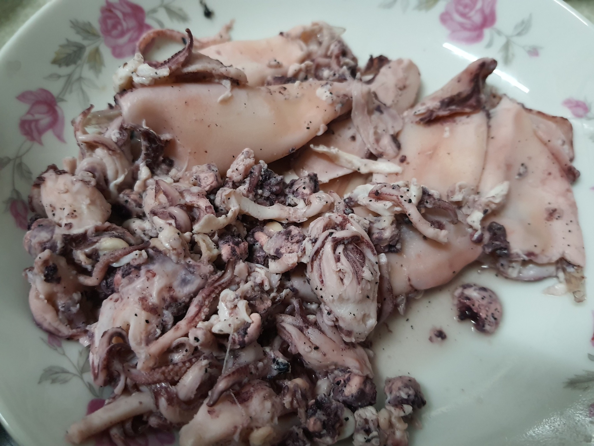 有人購買生小卷回家後，汆燙料理竟然糊成一團，原po無奈表示，「一下鍋後變這樣，不新鮮，失望」。（翻攝自Costco好市多 商品經驗老實說）