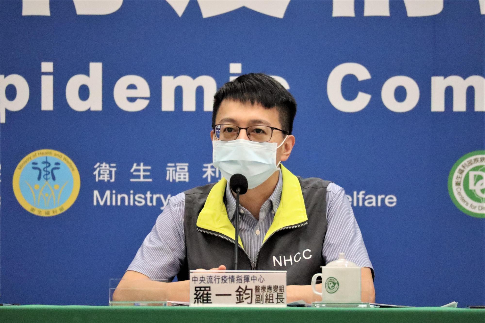 中央流行疫情指揮中心醫療應變組副組長羅一鈞說明今日疫情。(指揮中心提供)