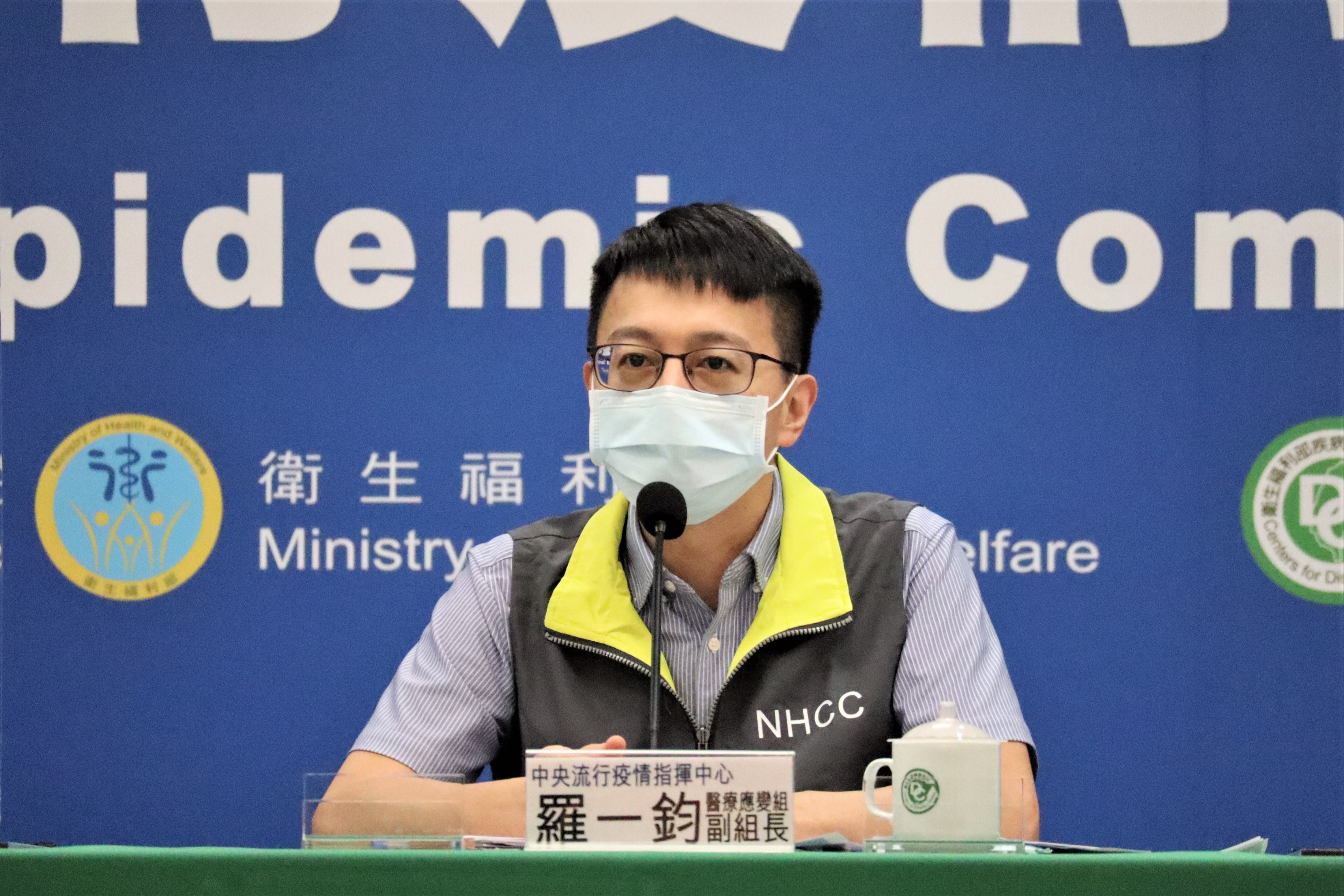 中央流行疫情指揮中心醫療應變組副組長羅一鈞說明今日疫情。（指揮中心提供）