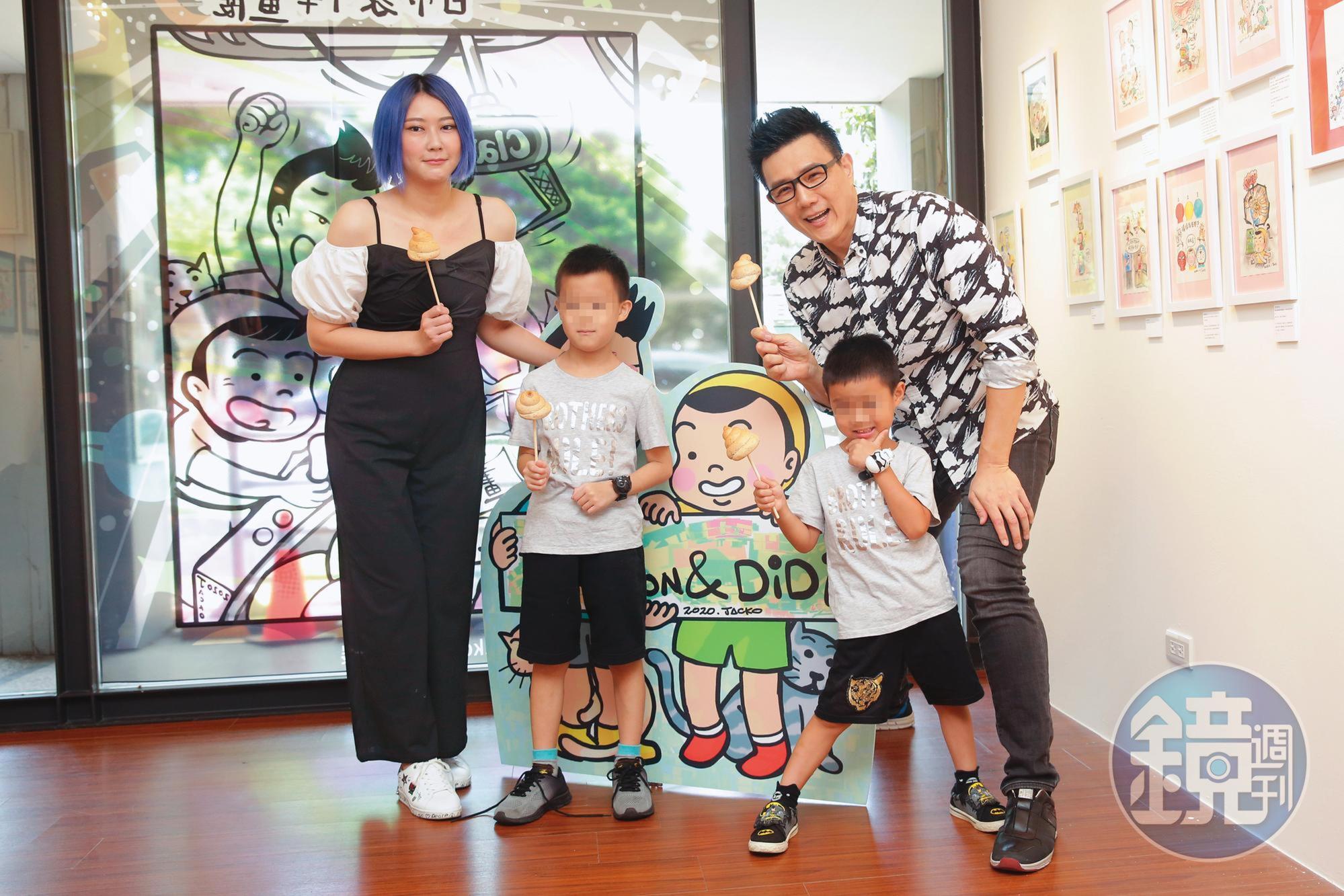 蔣偉文2020年首次舉辦個人插畫展,老婆高詠淳帶著2個兒子到場站台。