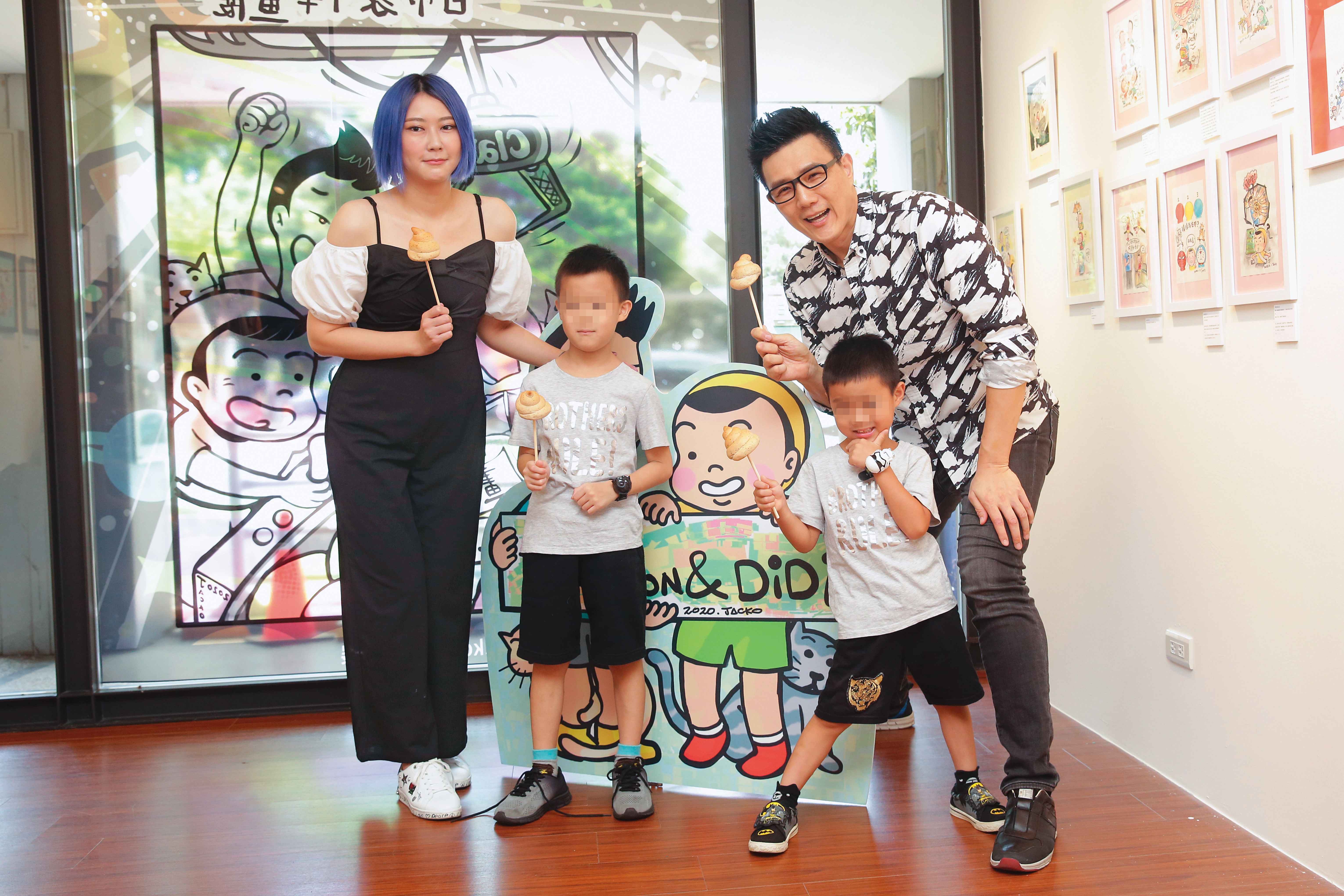 蔣偉文2020年首次舉辦個人插畫展,老婆高詠淳帶著2個兒子到場站台。