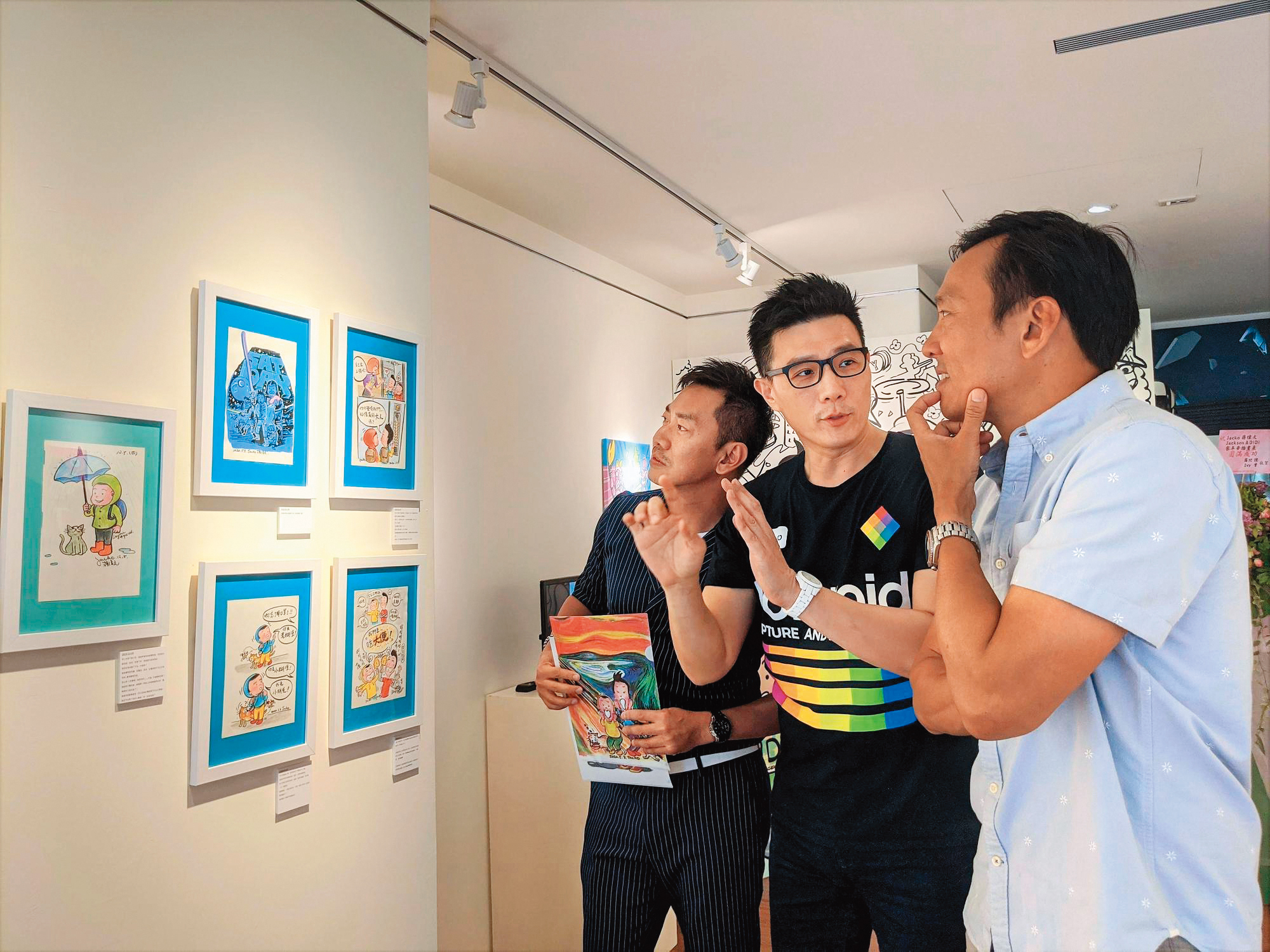 蔣偉文(中)2年前開個展,昔日「三片吐司」團員江俊翰(左)、艾力克斯(右)難得在畫廊合體。(艾迪昇提供)