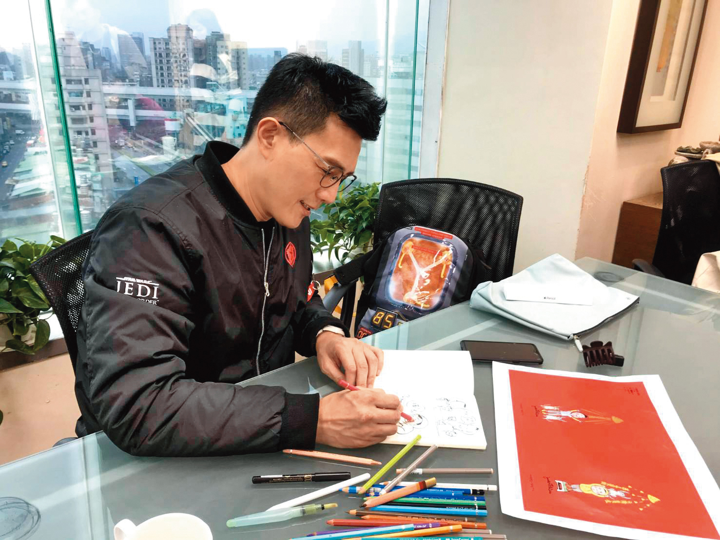 蔣偉文為辦線上個展趕工作畫，卻因肩頸發炎被迫停工1週。（艾迪昇提供）