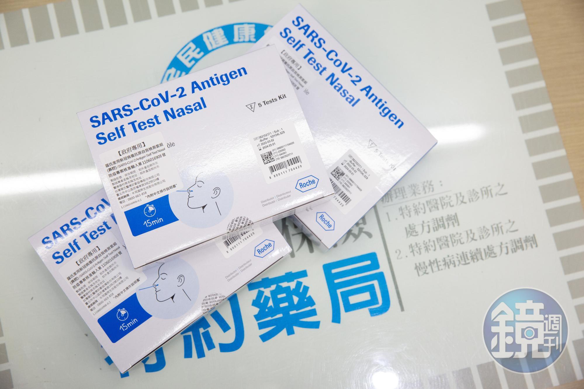 現行政策讓確診者隔離7天即可出關,但若是第8天快篩仍是陽性怎麼辦?醫師認為不用擔心。(示意圖,本刊資料照)
