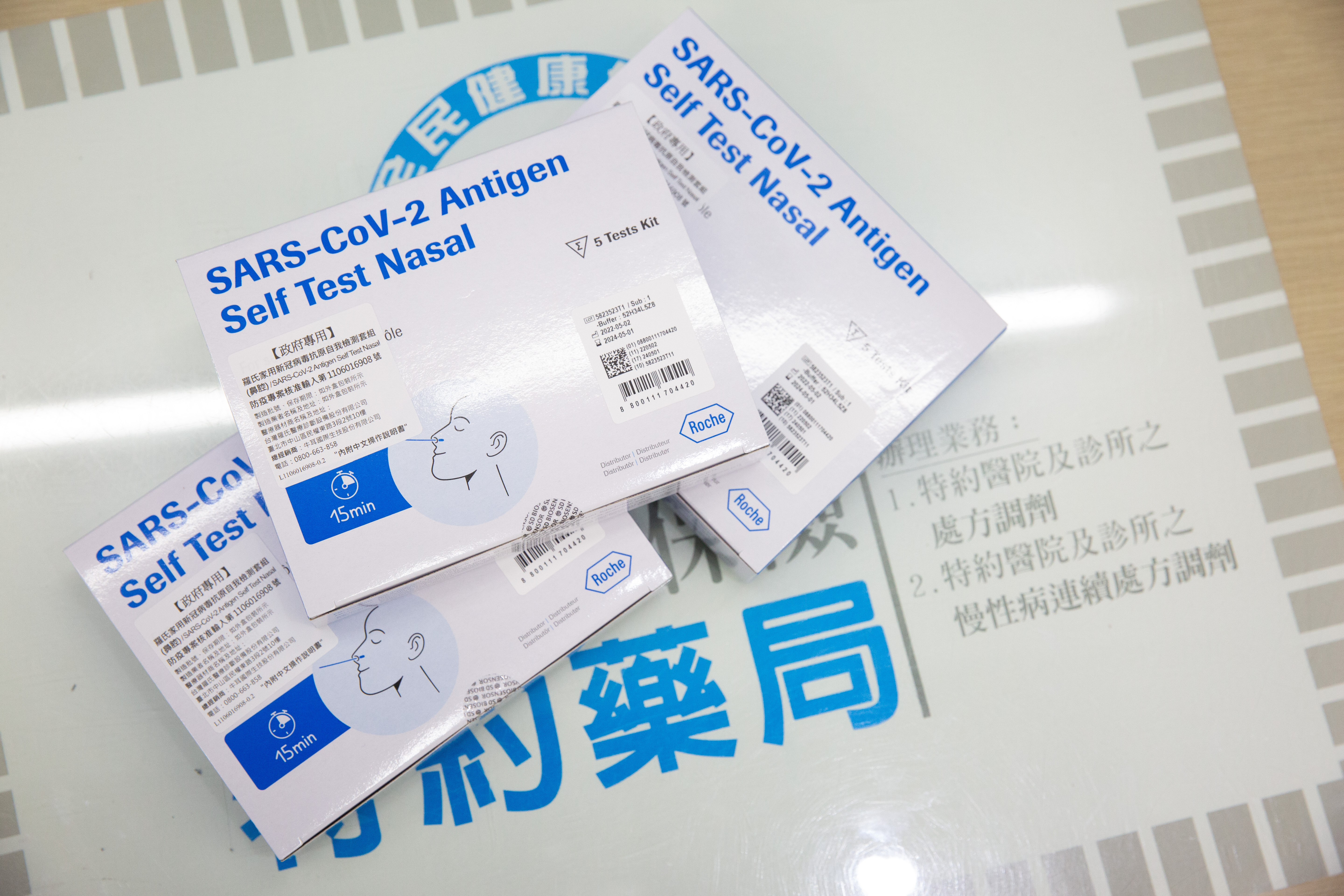 現行政策讓確診者隔離7天即可出關,但若是第8天快篩仍是陽性怎麼辦?醫師認為不用擔心。(示意圖,本刊資料照)