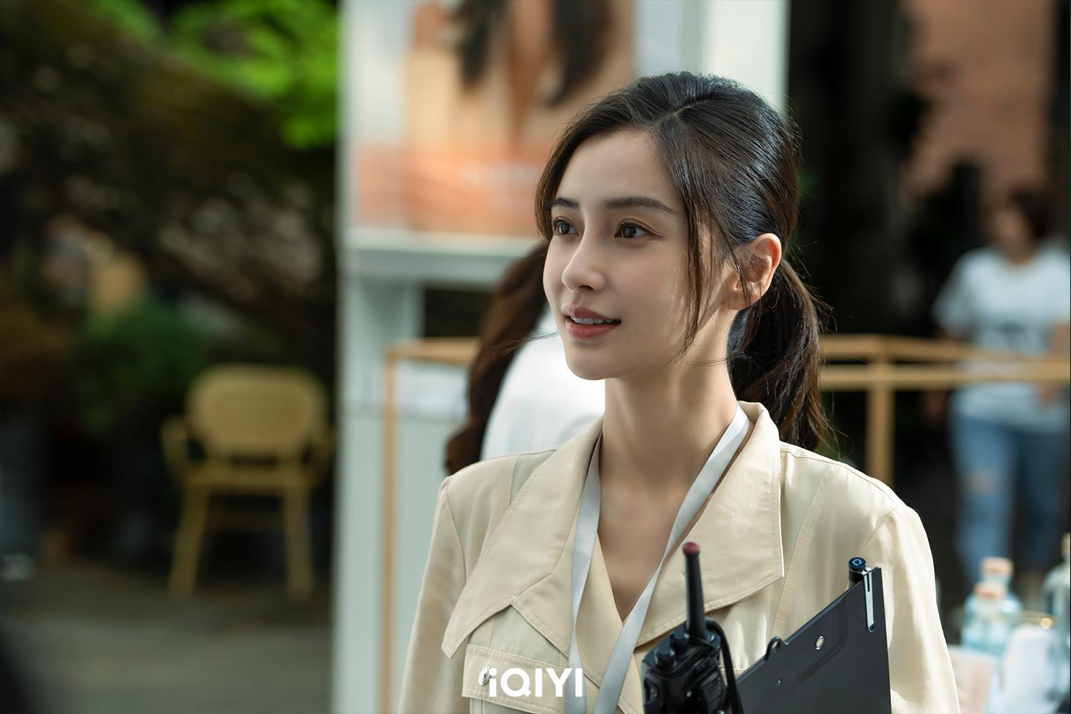 楊穎Angelababy在中國大陸劇《愛情應該有的樣子》飾演白領尹亦可。（愛奇藝提供）