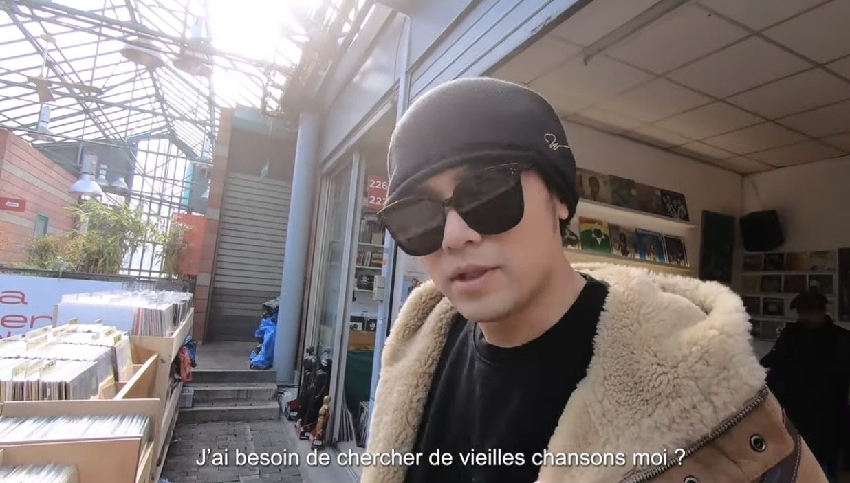 周杰倫到巴黎舊貨市場逛街。（翻攝自周杰倫YouTube）