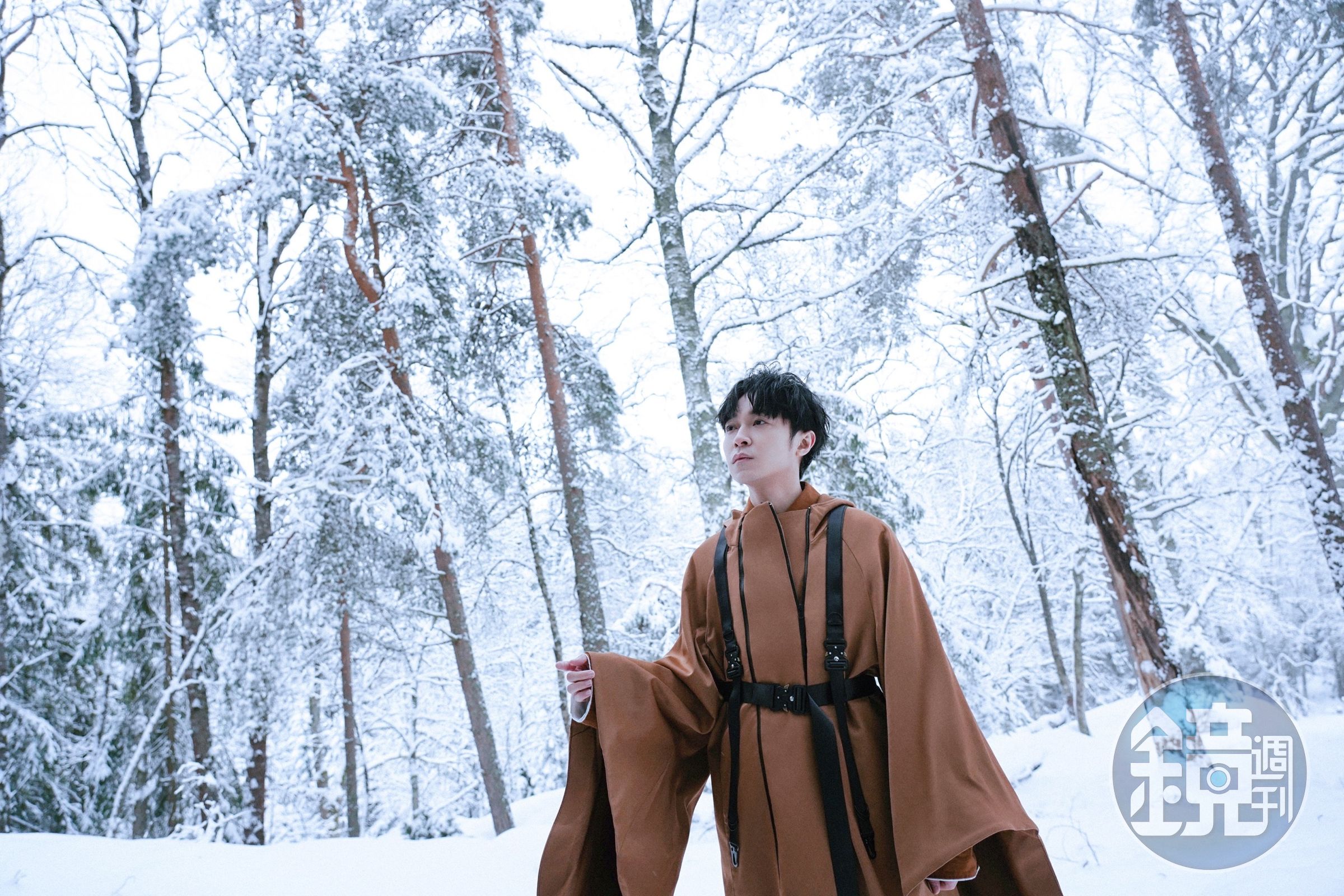 青峰穿著造型服在雪地狂奔，還開自己玩笑，「我穿的是天然的雪靴，雪做的靴！」（環球唱片提供）