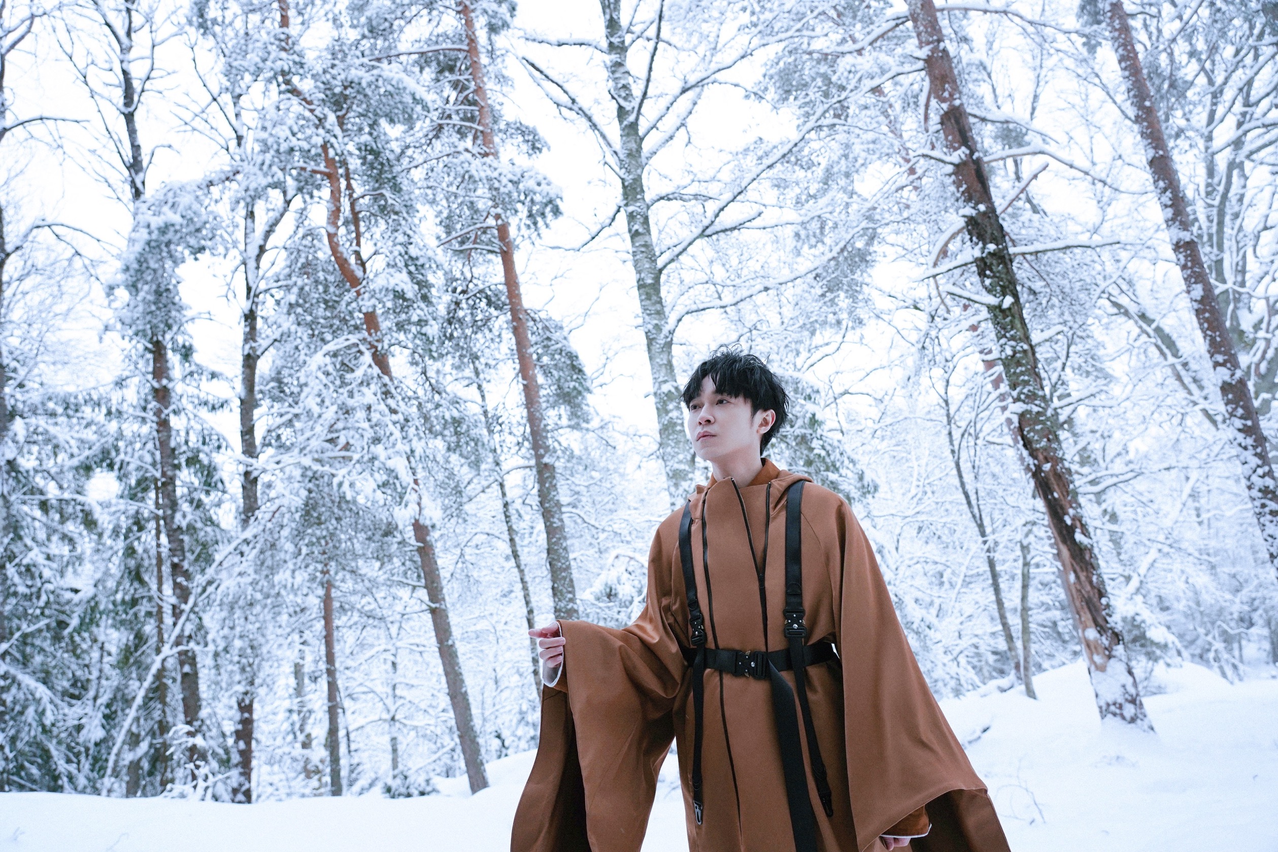 青峰穿著造型服在雪地狂奔，還開自己玩笑，「我穿的是天然的雪靴，雪做的靴！」（環球唱片提供）