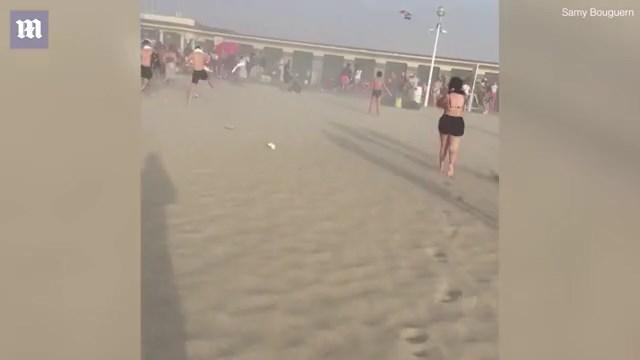 突然颳起龍捲風,不僅黃沙滾滾,遊客也無法站立與前行。(翻自英國《每日郵報》)