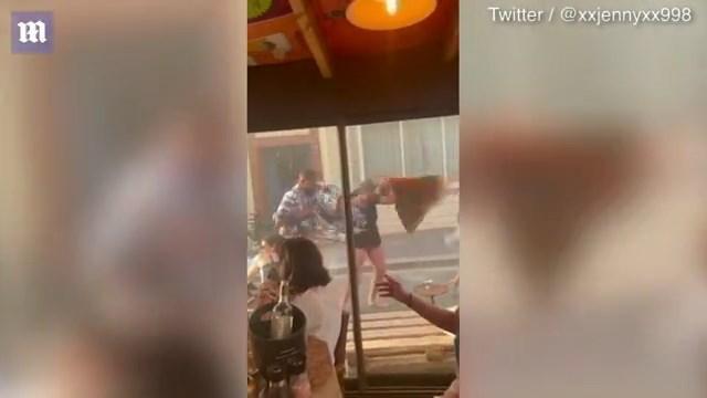 風大到沒人能正常行走。(翻自英國《每日郵報》)