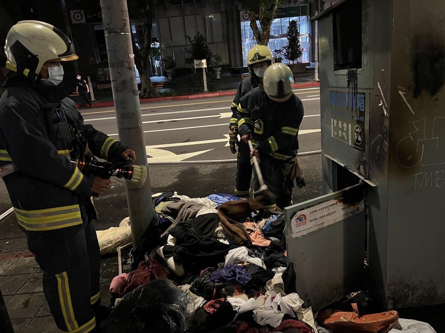 同一個舊衣回收箱2小時內遭縱火2次，讓警消疲於奔命。（翻攝畫面）