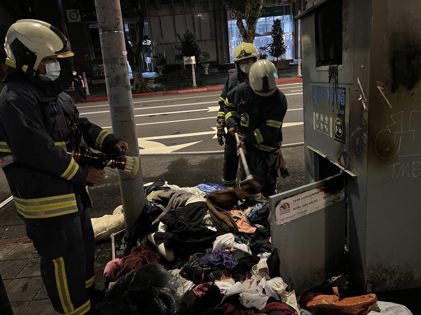 同一個舊衣回收箱2小時內遭縱火2次，讓警消疲於奔命。（翻攝畫面）