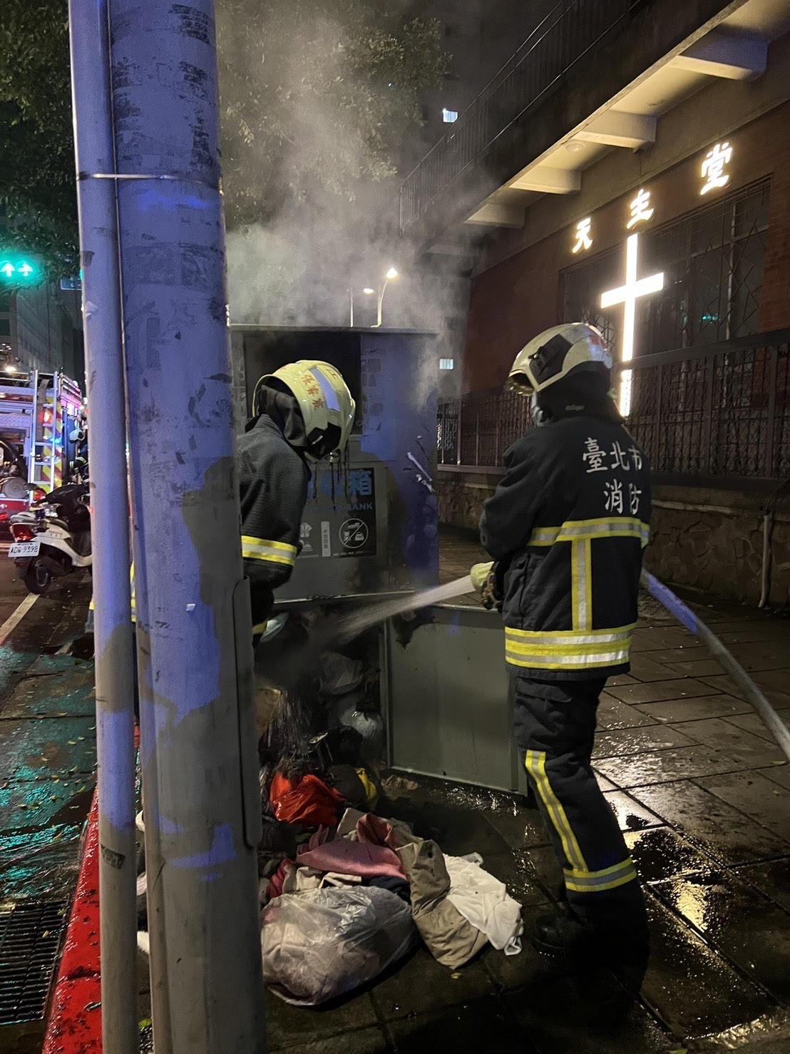 警消獲報到場灌水滅火。（翻攝畫面）