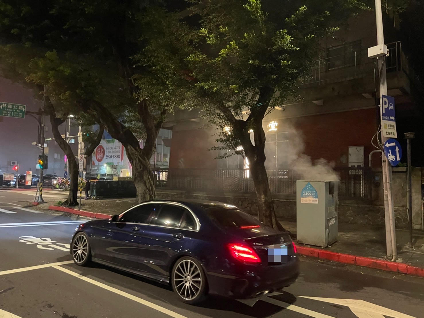 舊衣回收箱冒出陣陣濃煙。（翻攝畫面）