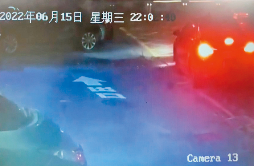 陳嫌開車到加油站買了600元、約20公升的汽油，被監視器拍下。（翻攝畫面）