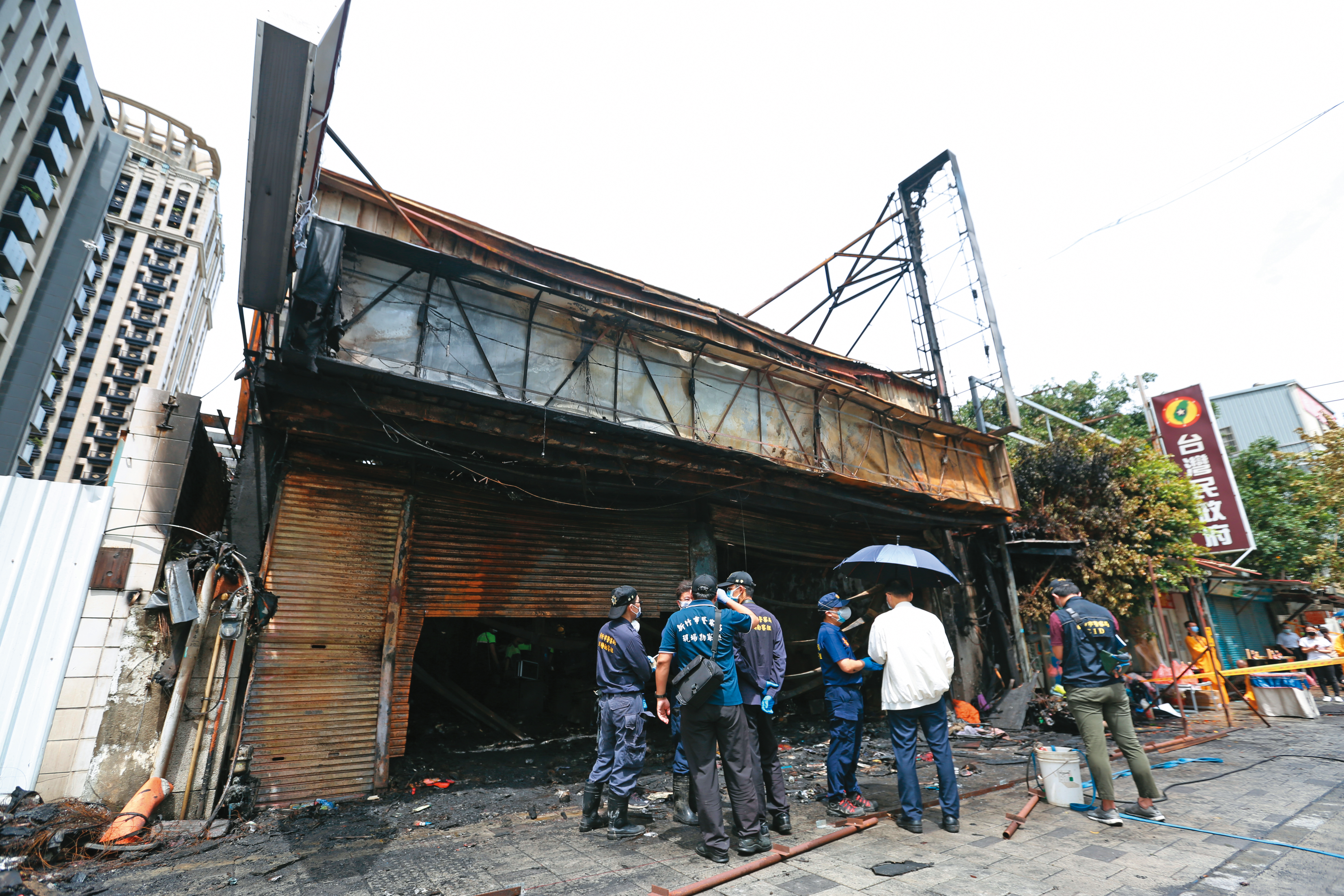 消防局表示，輪胎行是鐵皮搭建，加上木板隔間，才導致火勢一發不可收拾。