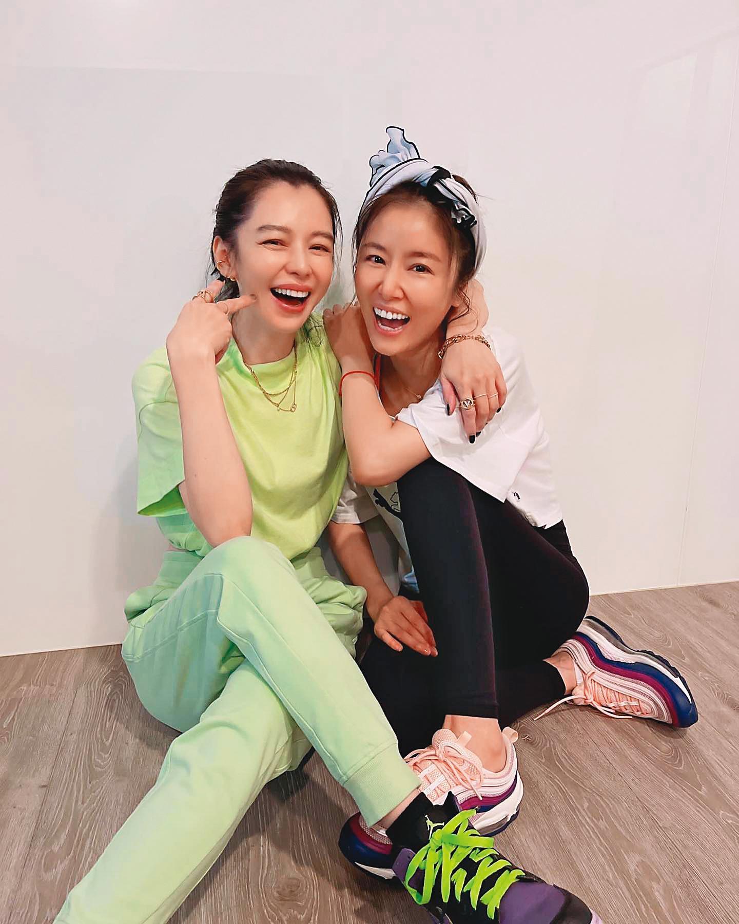 林心如(右)演藝圈人緣佳,和一線女星徐若瑄(左)都是身為人母的好姐妹。(翻攝自林心如臉書)