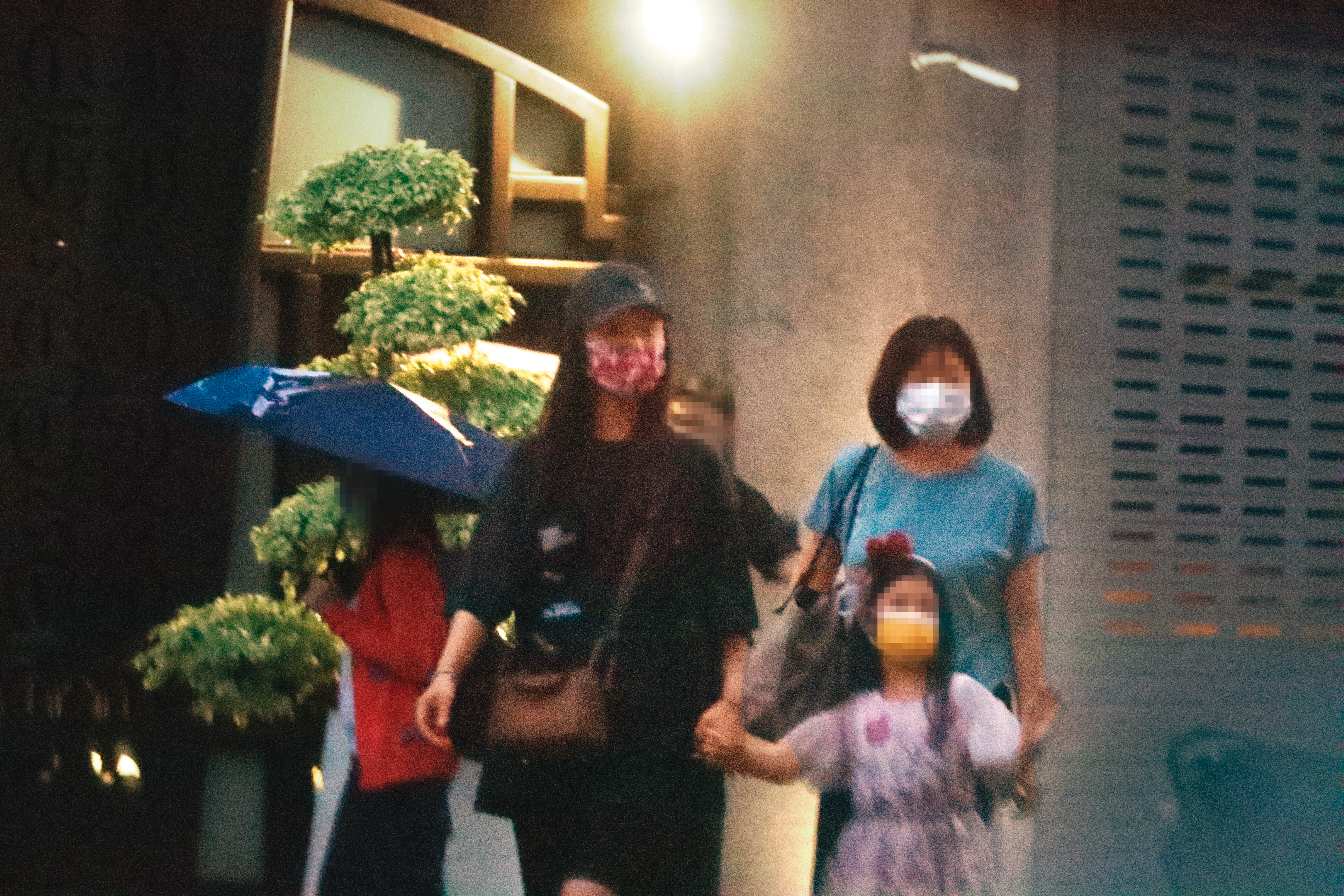 6月16日18:20林心如（左）牽著女兒的手走出豪宅，準備去用餐，後方還跟著保母。
