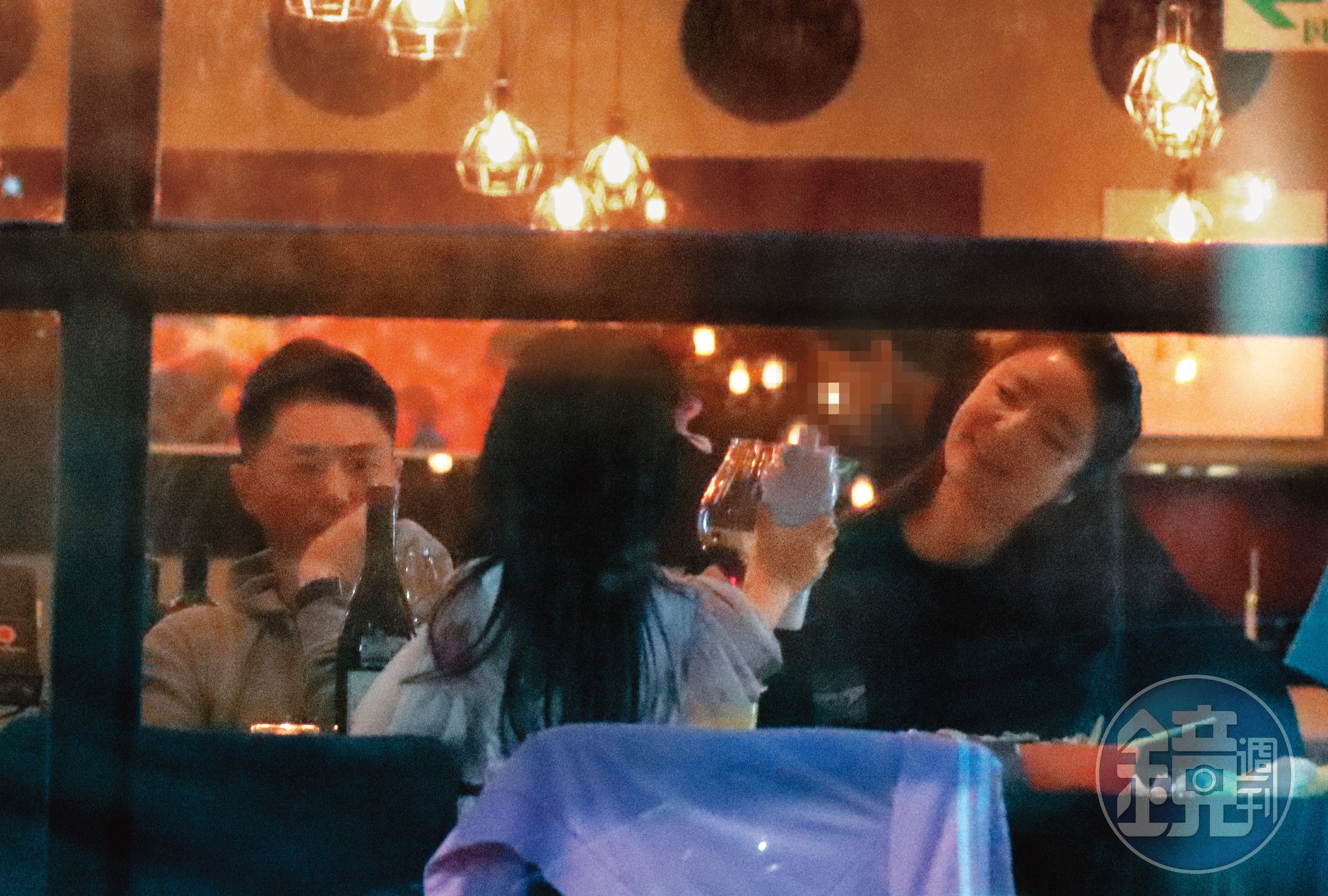 18:55女兒乖乖（中）見大人們紛紛舉杯敬酒，也作勢舉起水瓶敬了林心如（右），讓林心如露出慈母微笑。左為霍建華。