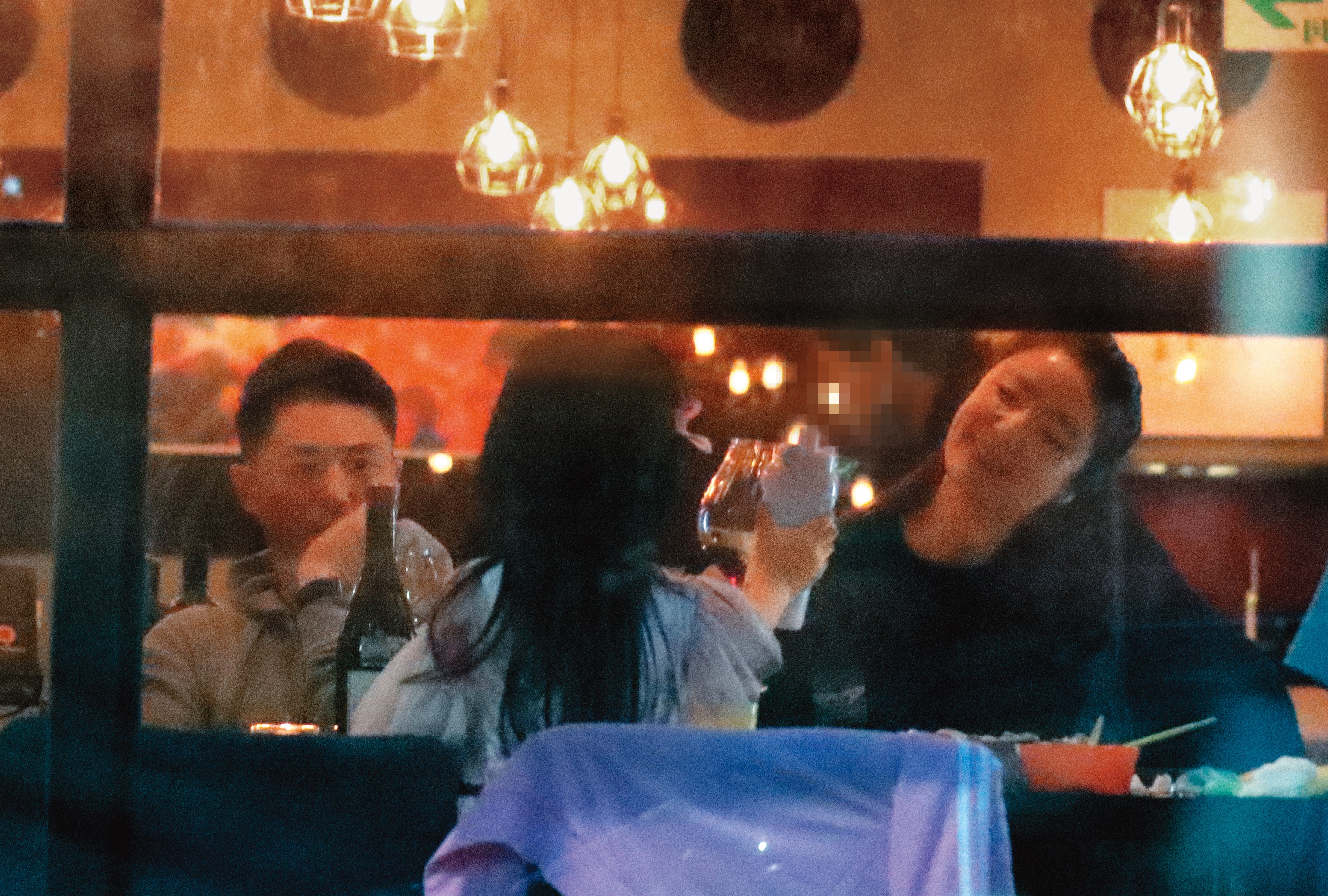 18:55女兒乖乖（中）見大人們紛紛舉杯敬酒，也作勢舉起水瓶敬了林心如（右），讓林心如露出慈母微笑。左為霍建華。