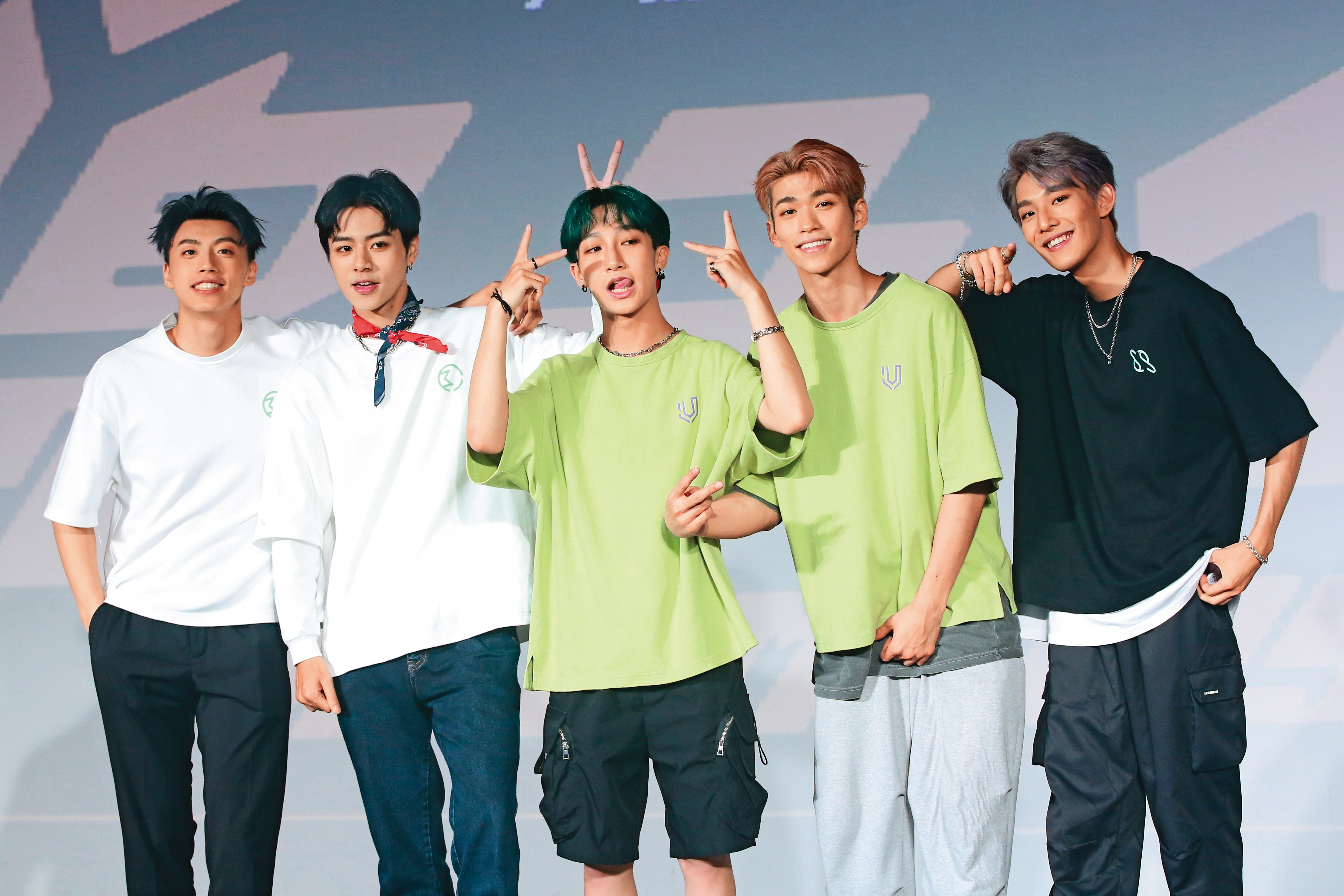 人氣最高的原子五少黃文廷(左起)、林佳辰、小孩、蔡承祐、林煥鈞代表少年們出席記者會。